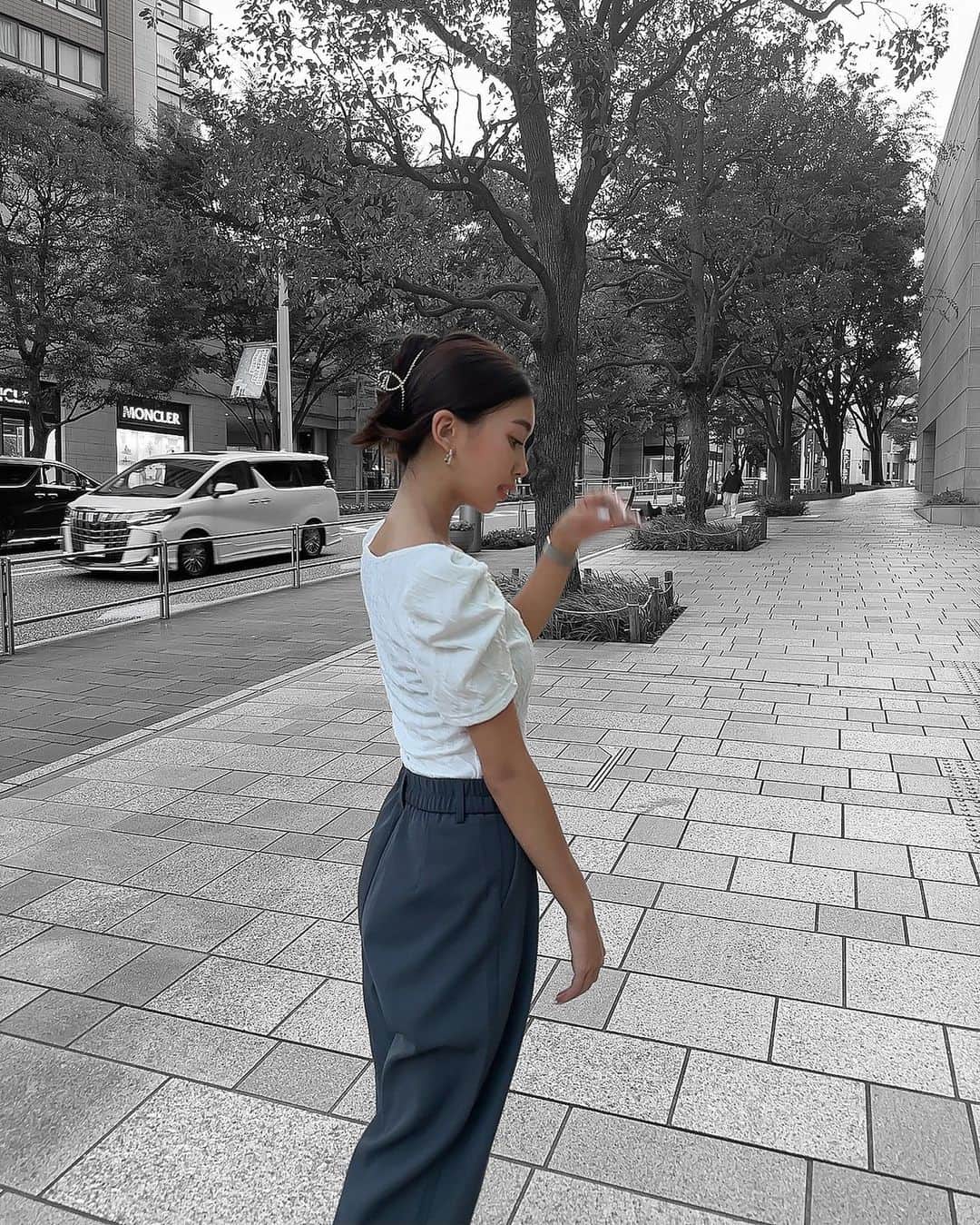 UESUGIRINAのインスタグラム：「🩶  たまには綺麗目コーデ🪽  暑すぎて外に出ると秒でばてる。 さっ今日も仕事がんばろう👩🏻‍💻    #monotonecode」