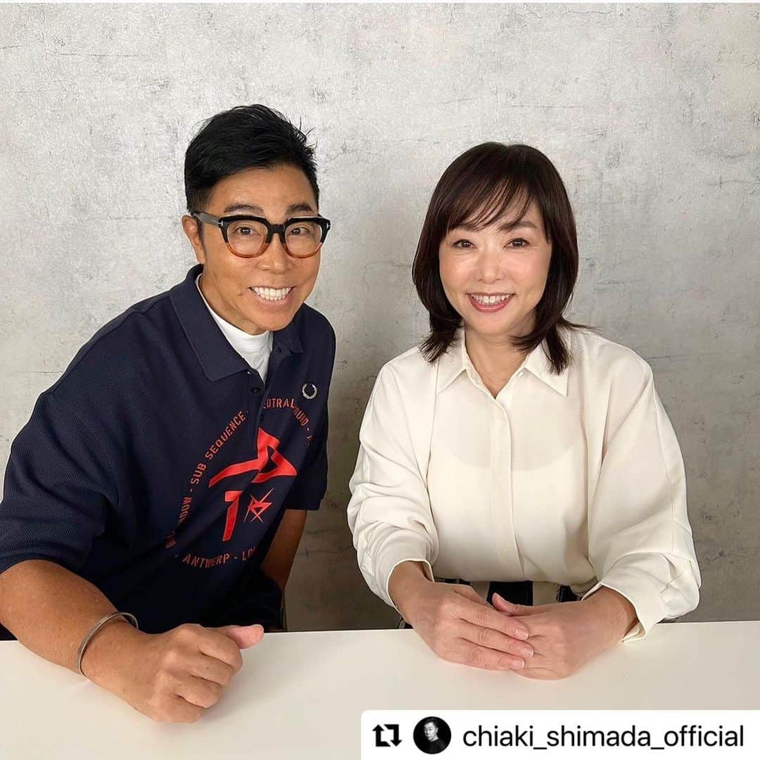 天野佳代子のインスタグラム：「私のYouTubeチャンネルでメイクアップアーティストの嶋田ちあきさんとご一緒させていただきました。久しぶりにお会いできて本当にうれしかった。嶋田さんから教わった数々のメイクテクニックは、私の宝物です。 YouTubeの配信日が決まったらまたお知らせしますね。  #Repost @chiaki_shimada_official with @use.repost ・・・ 今日も朝から東京は暑〜いですね。 ニュースで見ましたが沖縄地方の台風🌀の影響や被害が心配です。😩 皆さん、くれぐれもお気をつけて下さいね。  昨日は美容ジャーナリスト、美容評論家の天野佳代子さんのYouTube の撮影でした。 天野さんとは美的の創刊号からのお付き合いで、僕のmake を熟知しているお一人です。SEIKO ちゃんが表紙に登場した2002年2月号は美的初の完売だったそうです。🤩🥳😘 そんな長ーいお付き合いの天野さんに僕がメイクするのは勿論初めてのこと。素顔から完成迄、詳しく解説しながらのハッピー感たっぷりのメイク動画です。 アップされる日が分かり次第またお知らせします。 必見です‼️  天野佳代子の大人美容 【歳をとるのは怖くない】 @amano_kayoko_beauty  https://www.youtube.com/@amano_kayoko_beauty/featured  @kayoko_amano0212  @bitekigrand  @bitekicom  @brilliage_official  #beauty  #make  #makeupartist  #beautylife  #lifestyle  #tokyo  #thailand  #メイク動画  #seiko  #松田聖子  #聖子ちゃん」