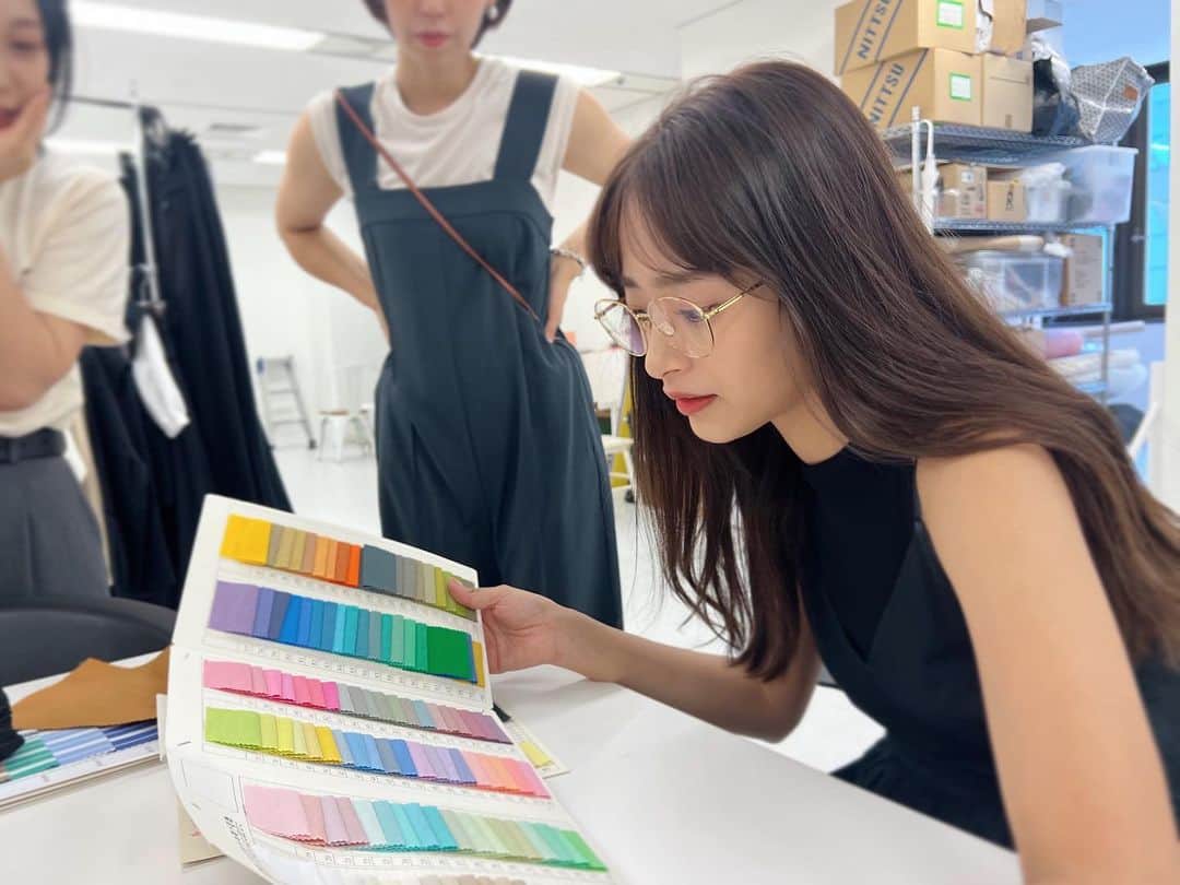 近藤千尋のインスタグラム：「お洋服作りの時は真剣な顔してる😂🩷 @ajuga.shop  @petitmain_official  前回に引き続き 可愛いお洋服作ってますよ🥰❤️ お楽しみに…🙏🎵  今日は商談day👚🖊️💕  暑いから水分補給忘れずにいきましょう🩵😍」