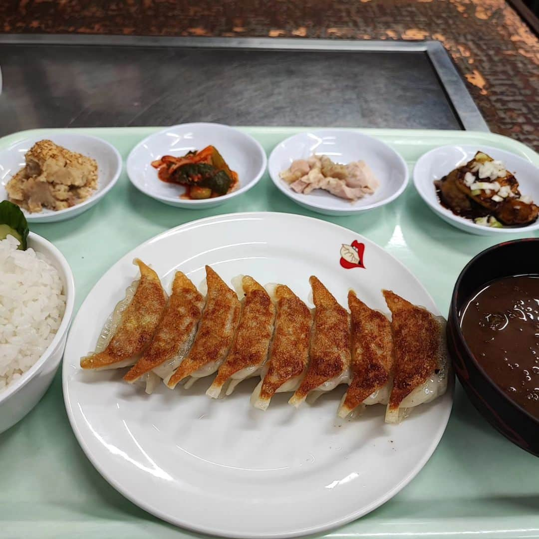 烏川耕一さんのインスタグラム写真 - (烏川耕一Instagram)「今日の昼飯🍴  金家さん月曜日休みなので、その向かえの、夷川餃子なかじまさんへ。  何個でもいけそうな餃子、美味しかった！餃子定食おかずがいっばいで満足😚  前から気になってたのにもっと早く行けば良かった😂  祇園でのレパートリーに追加しよう！  #烏川耕一　#よしもと新喜劇　#ひょっとこ　#昼飯　#祇園　#夷川餃子なかじま 　#餃子定食」8月7日 12時25分 - kouichiukawa