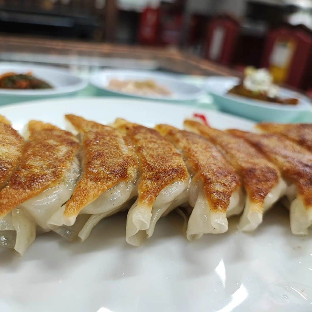 烏川耕一のインスタグラム：「今日の昼飯🍴  金家さん月曜日休みなので、その向かえの、夷川餃子なかじまさんへ。  何個でもいけそうな餃子、美味しかった！餃子定食おかずがいっばいで満足😚  前から気になってたのにもっと早く行けば良かった😂  祇園でのレパートリーに追加しよう！  #烏川耕一　#よしもと新喜劇　#ひょっとこ　#昼飯　#祇園　#夷川餃子なかじま 　#餃子定食」