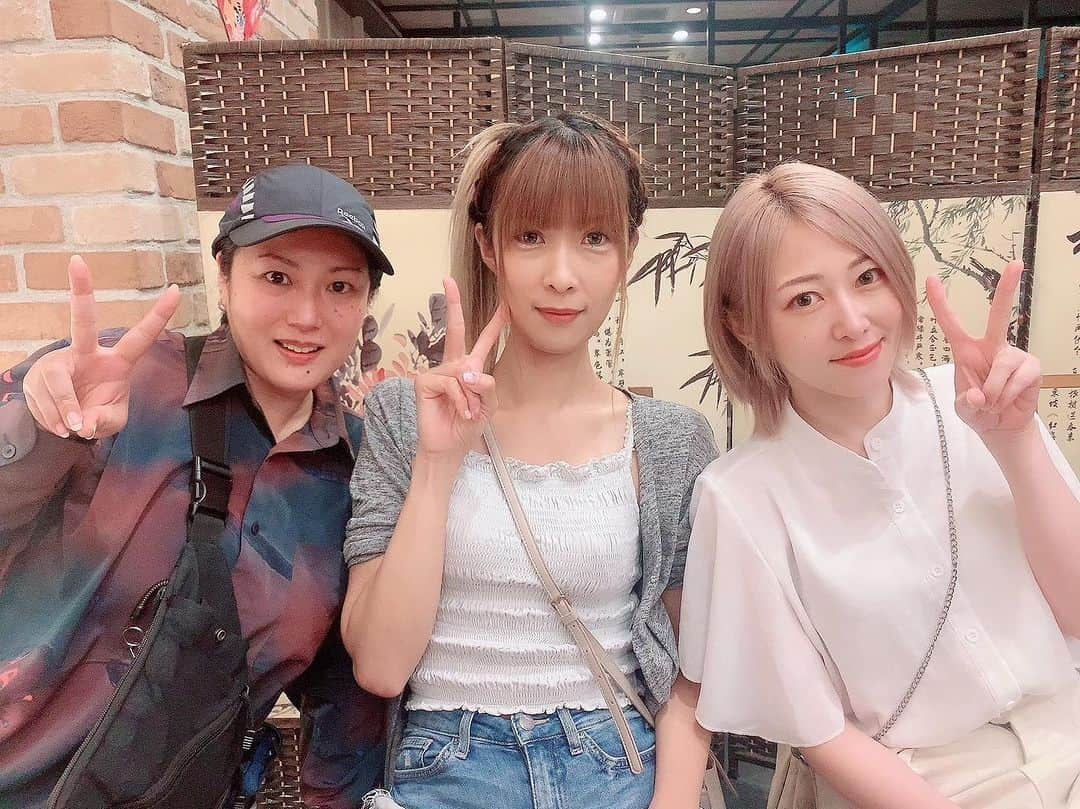 西城凛のインスタグラム：「今期の夕刊フジ杯メンバー🫰🧡 #美咲優菜  #吾妻さおり  #西城凛  の3名で、東京15組「#麻雀コナン 」チームから出場します🙇‍♀️ 応援よろしくお願いします❤️‍🔥❤️‍🔥❤️‍🔥 . . . #麻雀 #プロ雀士 #女流雀士 #麻雀プロ #日本プロ麻雀連盟 #夕刊フジ杯争奪麻雀女流リーグ #夕刊フジ #夕刊フジ杯 #mahjong #応援よろしくお願いします #頑張るぞ💪」