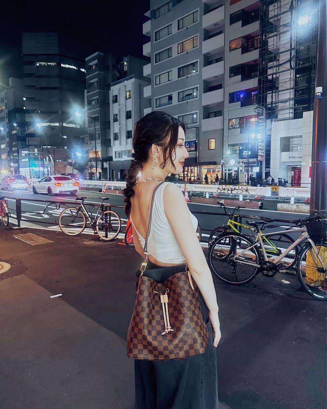 黒川沙良のインスタグラム：「8月は色々楽しみな準備期間中🩵 みんな今から秋の発表を楽しみにしてて🫶  そいえば最近のマイブームは岩盤浴☀️ こんなに暑いのにデトックスばかりしてる🤍 たくさん汗かくの気持ちいー🩷  岩盤に寝そべって色々考えて 思い浮かんだら詩を書いて曲を書いて そんな毎日です🩷  毎日暑いからみんなも体調管理 気をつけてねっ🥰」