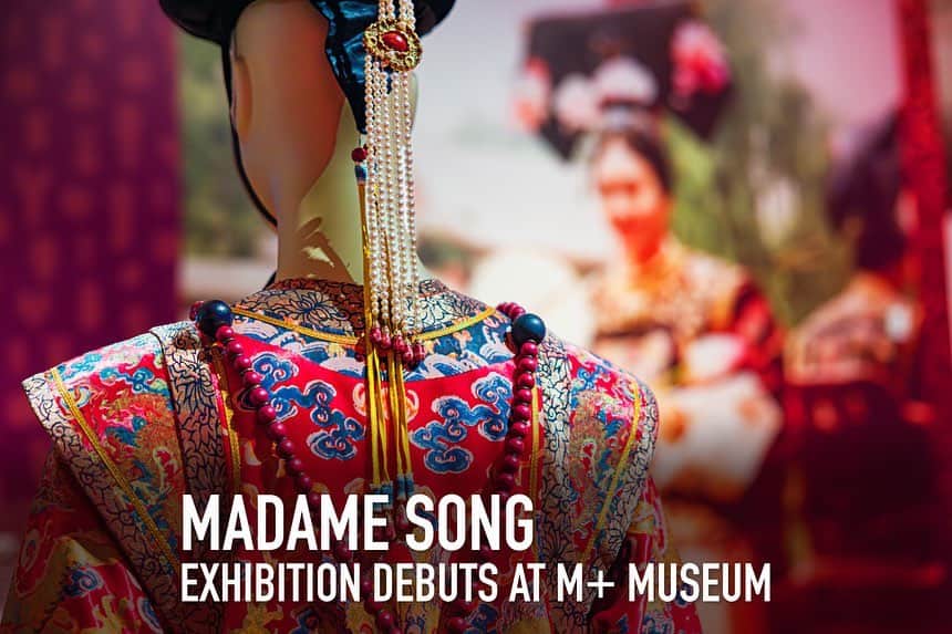 Discover Hong Kongのインスタグラム：「[Meet fashion icon Madame Song at M+👗]  Who’s the legendary Madame Song? In the 1980s, she introduced modern lifestyles and was the first representative of Pierre Cardin in China. She also trained the first generation of Chinese models.💃🏻  The exhibition is divided into five sections, showcasing Madame Song’s achievements as an art pioneer, business elite, fashion guru, and cultural ambassador.🎨 With over 320 exhibits on display, visitors can gain a multi-faceted understanding of Madame Song’s contributions to the fashion industry.   The world’s first exhibition on fashion icon Madame Song Huai-Kuei is now open. Fashionistas, tis an event you don’t want to miss!😎  Madame Song: Pioneering Art and Fashion in China  📅: 29 July 2023 – 14 April 2024  📍: West Gallery, @mplusmuseum 🔗: bit.ly/3q9tO3x   【M+ 特別展覽 | 體現宋懷桂的時尚傳奇👗】   大膽破格令她成為中國時尚嘅傳奇人物！ 人稱「宋女士」嘅宋懷桂，80年代開始引入現代化生活方式，時任法國名牌皮爾‧卡丹(Pierre Cardin)嘅首個中國代表，佢亦有份參與培訓中國第一代模特兒，改變了中國藝術、時尚同流行文化。全球首個關於佢嘅個人展覽於M＋舉行！ 💃🏻   展覽分五個部分，超過320件展品，等我哋多角度認識宋懷桂，如何成為藝術先鋒🎨、商界精英、時尚教母同文化大使。  展覽已經正式開放，鐘意潮流時尚嘅你絕對不能錯過！ 😎   宋懷桂：藝術先鋒與時尚教母  📅: 2023年7月29日至2024年4月14日  📍: @mplusmuseum 博物館西展廳 🔗: bit.ly/47efPtN   #宋懷桂 #MadameSong #MPlusMuseum #HelloHongKong #DiscoverHongKong」