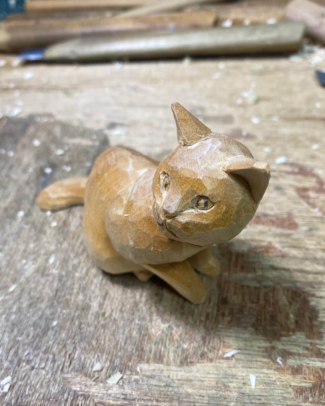 yamanekoさんのインスタグラム写真 - (yamanekoInstagram)「小さな音や気配にピクッと反応するのも猫らしい仕草です😽  #ねこ#ねこすたぐらむ #ねこ部 #猫彫刻#木彫り猫 #赤坂ジャローナ#個展 #バンナイリョウジ#cat #catstagram #catsculpture #catcarving #woodsculpture #woodcarving #ryojibannai」8月7日 12時43分 - yamaneko5656