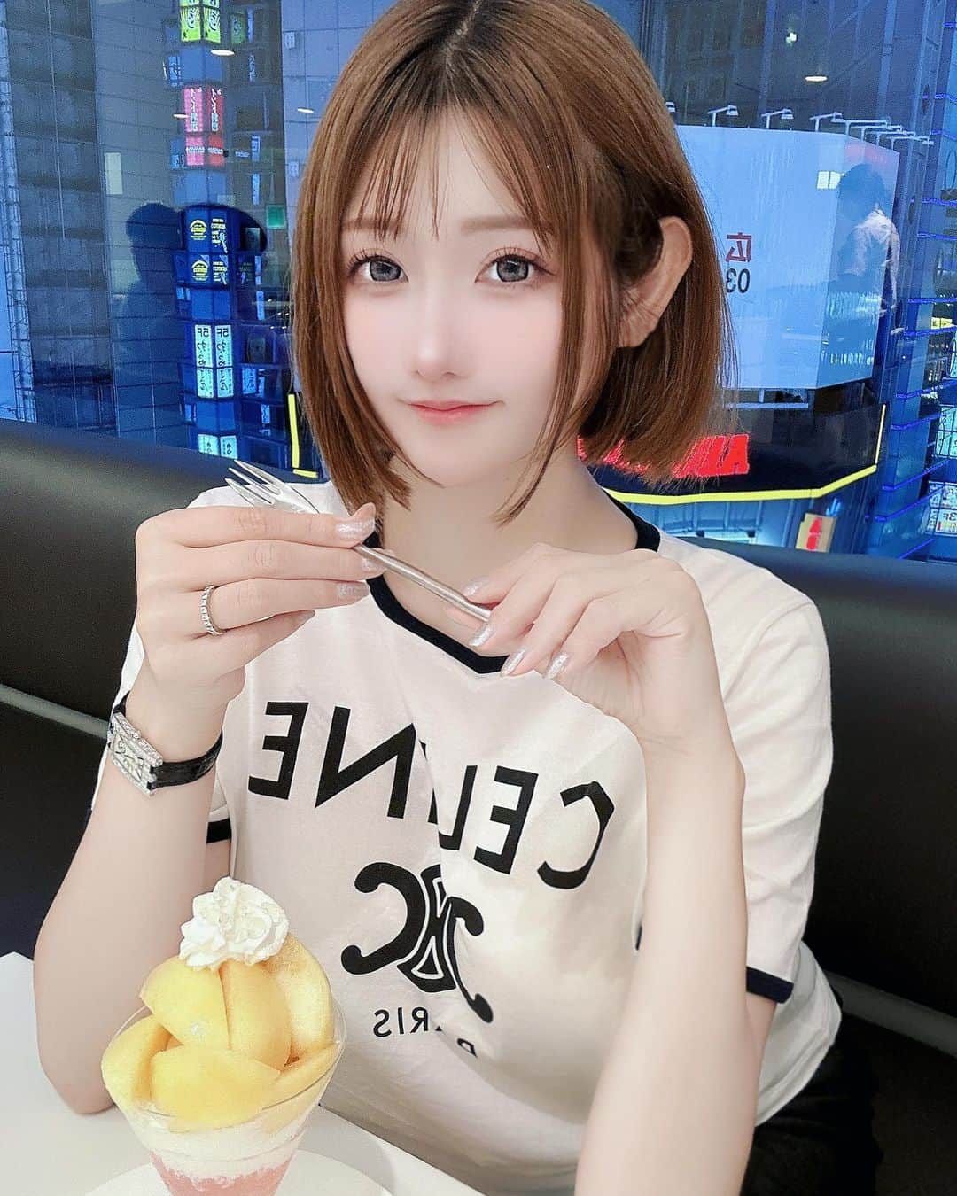 明日花リナのインスタグラム：「桃だいすき🍑💕🫧  最近は毎日美味しいフルーツ食べるのにはまってます🥰 🍓🥭🍇🍎🍈🍒🍌  #タカノフルーツティアラ#新宿#タカノ#フルーツ#桃#peach#fruits#sweets」