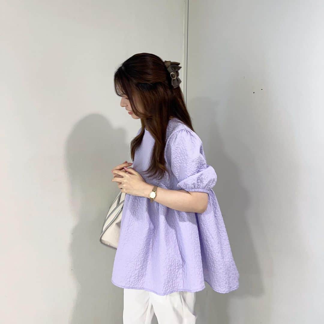 神戸レタス三宮店のインスタグラム：「・  .  ネット、店舗で大人気❣️ バックリボンペプラムトップス🥹🩷 ラベンダー💜は店舗限定カラーですので 是非チェックしてみて下さい😍  ↓タグ付けできなかった品番↓ 👚C6339 👖M3895  ・ ・  ▶︎▶︎▶︎STAFF kanachi 162cm(梅田店) ・ ・  #kobelettuce#神戸レタス#プチプラコーデ#プチプラ#大人女子#おしゃれ女子 #coordinate#ootd#ootdfashion#コーデ#コーディネート#fashion#今日のコーデ#おしゃれさんと繋がりたい #夏服 #夏服コーデ #osaka#大阪#HEP_SHOPS#20代ファッション#キレいめコーデ#ペプラムトップス#テーパードパンツ#レタジョ#hep#aeonmall_toyokawa_topic」
