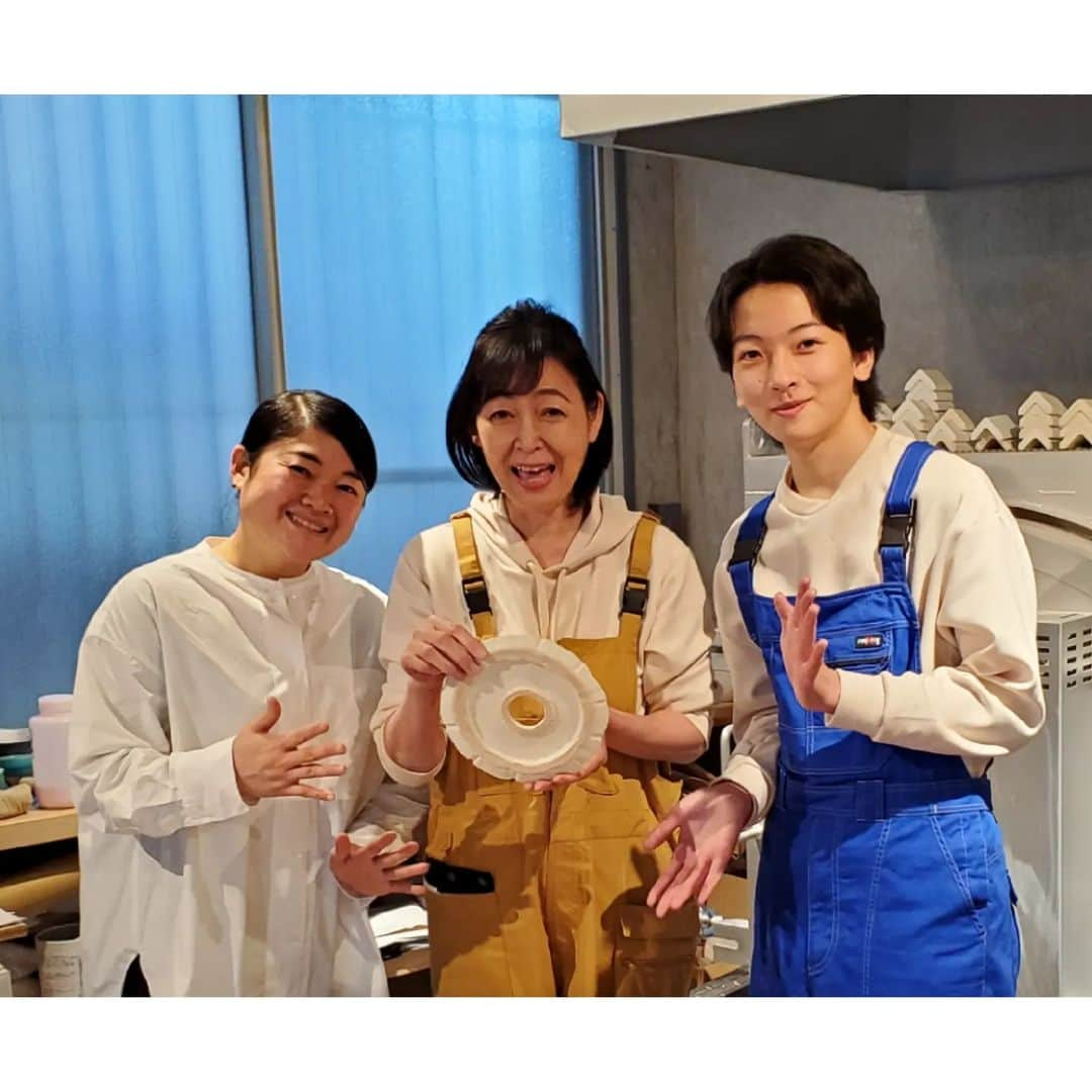 財前直見さんのインスタグラム写真 - (財前直見Instagram)「🍙 別府にある「うみとじかん」の陶芸家 坂本和歌子さんに、陶芸を教えていただきました🤗 手に持っているのは…その一部？ その仕上がりは、今日の「有吉ゼミ」で😊 そして、もう１つは古い家にあった煤竹！ こちらがどう生まれ変わったのか⁉️ お楽しみに🤗 🍙 #有吉ゼミ #うみとじかん #坂本和歌子 さん #陶芸 #煤竹 #杵築 #古民家建て替え #SDGs #直見工房 #財前直見  #🍙」8月7日 12時46分 - naomi_zaizen_official