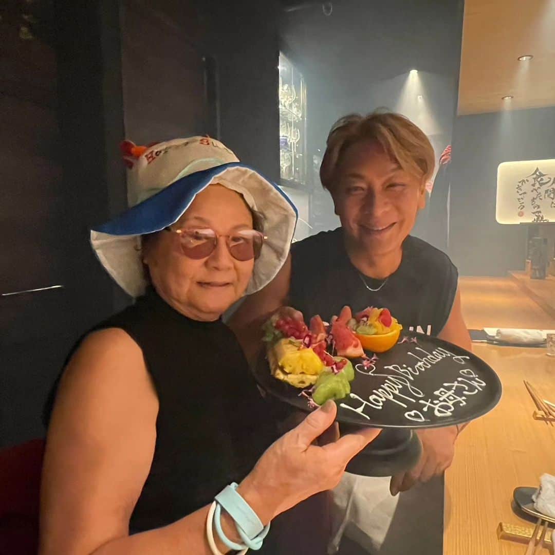 小椋ケンイチ(おぐねー)さんのインスタグラム写真 - (小椋ケンイチ(おぐねー)Instagram)「お母さんの80才のお誕生日を妹と東京でお祝い🎁🎂✨ 海無し県の長野県の人にとっては一番お寿司が贅沢な食事だから 麻布十番の@kuroshari_azabu さんでお祝い‼️ 来年もお祝い出来ますように🤲✨」8月7日 12時58分 - kenichi_ogura