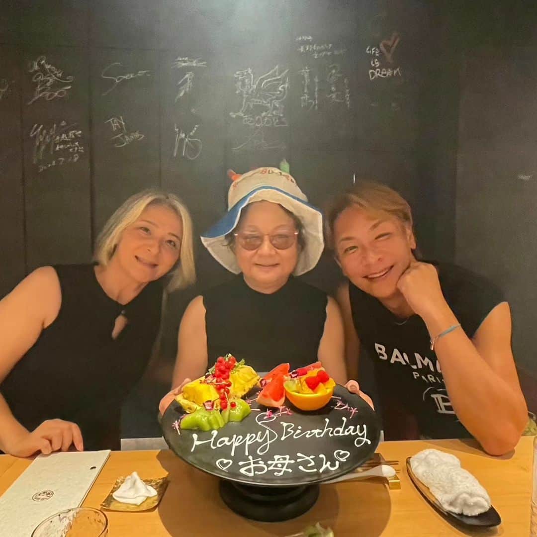 小椋ケンイチ(おぐねー)のインスタグラム：「お母さんの80才のお誕生日を妹と東京でお祝い🎁🎂✨ 海無し県の長野県の人にとっては一番お寿司が贅沢な食事だから 麻布十番の@kuroshari_azabu さんでお祝い‼️ 来年もお祝い出来ますように🤲✨」