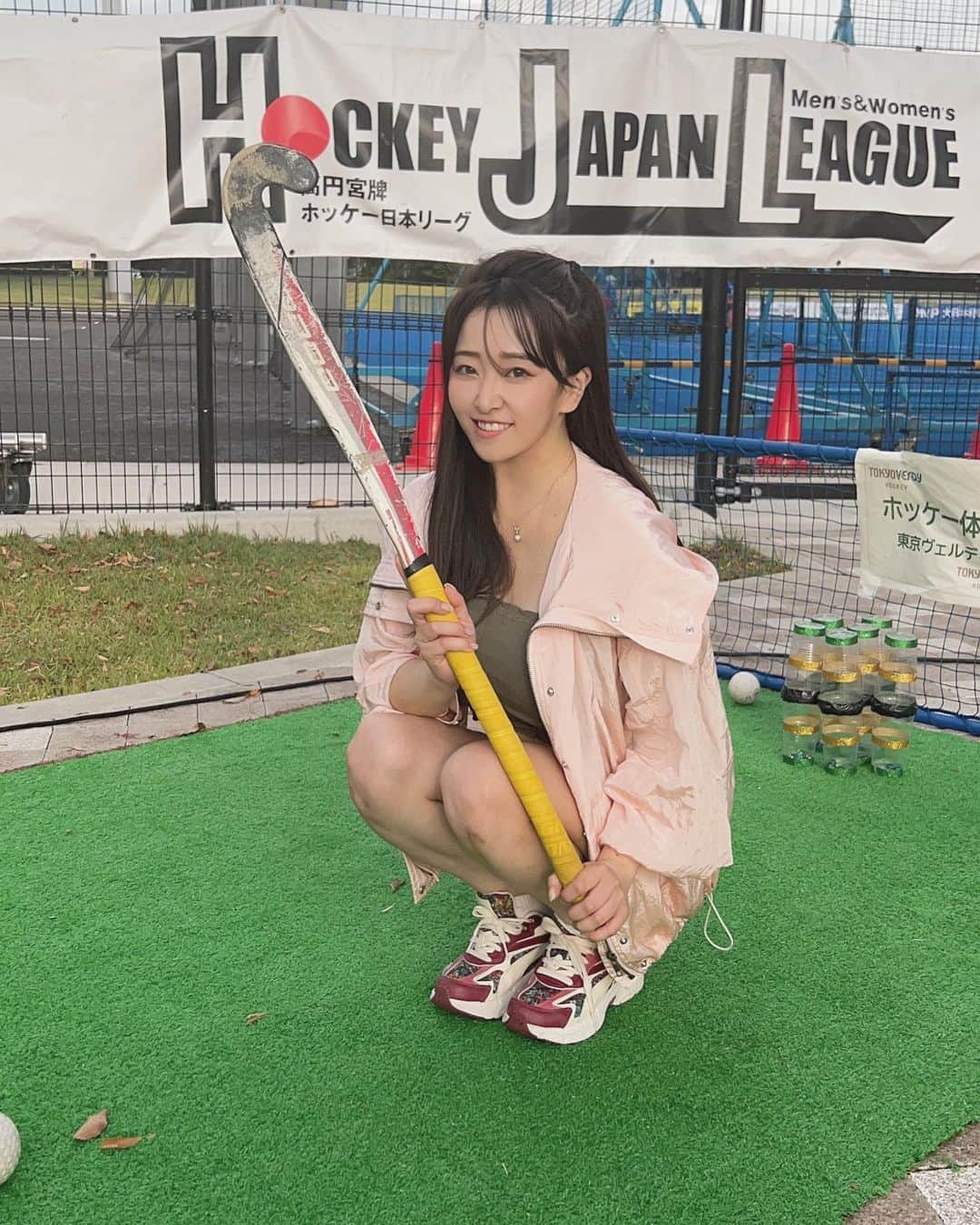 中冨杏子さんのインスタグラム写真 - (中冨杏子Instagram)「🏑 フィールドホッケーの応援に行ってきたよー！  昨日は外に ホッケーを体験できるとこがあって体験させてもらいました🥹✨  あのね！ 音が心地よくて ちゃんと当たるとめっちゃ気持ちいいいいい！  楽しかった🥹♡  リアルにやってみたくなった！  小さい子供さんたちも 楽しそうに体験しとったんやけど 私もめっちゃ楽しそう🎶(笑)  次も楽しみ🥹！  応援インフルエンサーとして 盛り上げていきます🥰！！  #フィールドホッケー #ホッケー #ホッケーで騒ごう #pr  #フィールドホッケー女子  #フィールドホッケー男子  #大井ホッケー競技場  #ホッケー体験 #体験型イベント  #スティック   @metro.tokyo.hockey  @jha_sakura」8月7日 12時55分 - anko_nakatomi