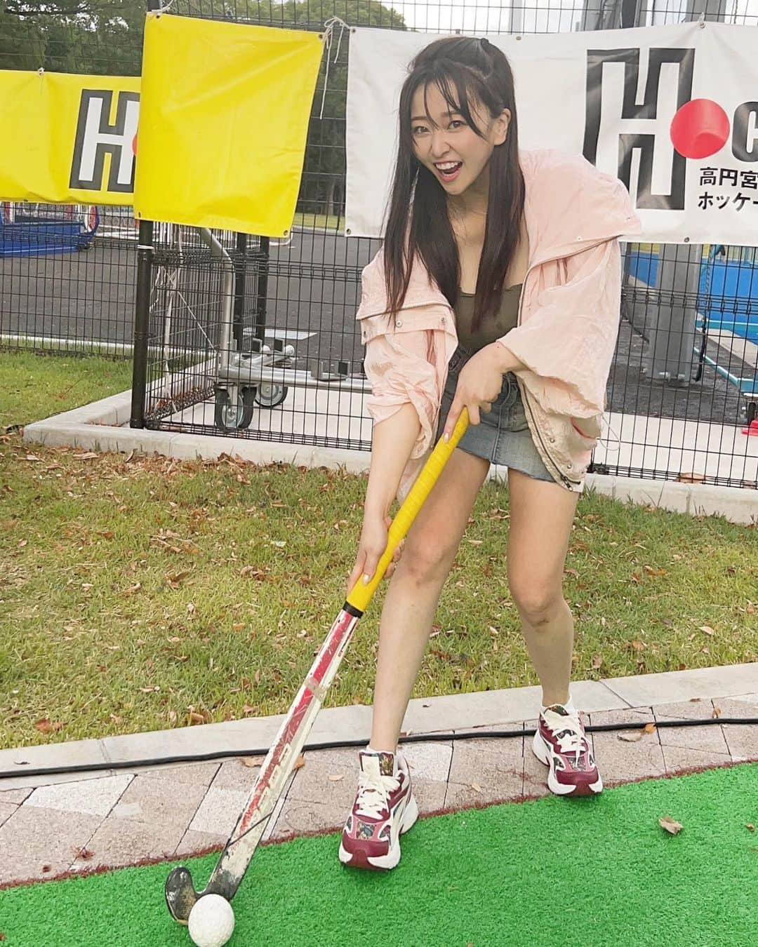 中冨杏子のインスタグラム：「🏑 フィールドホッケーの応援に行ってきたよー！  昨日は外に ホッケーを体験できるとこがあって体験させてもらいました🥹✨  あのね！ 音が心地よくて ちゃんと当たるとめっちゃ気持ちいいいいい！  楽しかった🥹♡  リアルにやってみたくなった！  小さい子供さんたちも 楽しそうに体験しとったんやけど 私もめっちゃ楽しそう🎶(笑)  次も楽しみ🥹！  応援インフルエンサーとして 盛り上げていきます🥰！！  #フィールドホッケー #ホッケー #ホッケーで騒ごう #pr  #フィールドホッケー女子  #フィールドホッケー男子  #大井ホッケー競技場  #ホッケー体験 #体験型イベント  #スティック   @metro.tokyo.hockey  @jha_sakura」