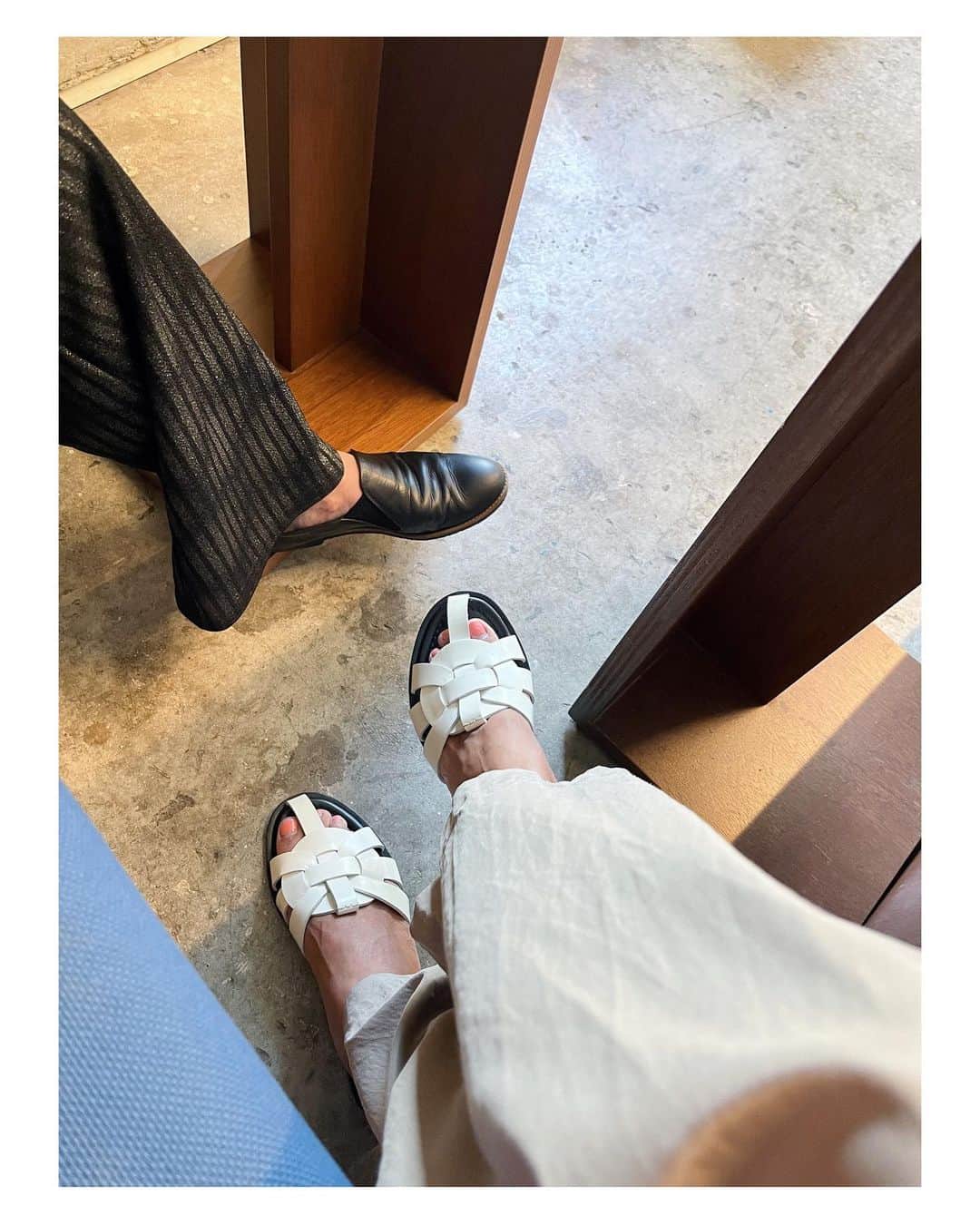 土井地恵理子のインスタグラム：「・ ちょっと綺麗めにまとめたい時の 楽ちんサンダル👡 @lunique_official_   すこーしエッジの効いたデザインが 好きなブランド♡  デザイナーの @saeka______ と 打ち合わせでした◡̈  #lunique #sandals #shoes  #ご近所シューズも洒落てるサエカさん」