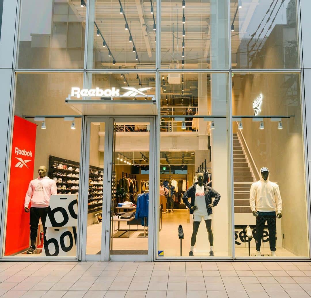 のインスタグラム：「. Reebok Store HAKATA  博多店リニューアルオープン ハーフアニバーサリー！ 九州エリア唯一にして最大の 博多店へぜひご来店ください！  Renewal opening of Hakata store Half year anniversary！ Only and largest in Kyushu area！ Please visit our Hakata store！  〒810-0041 福岡市中央区大名１－13－18 OPEN 11:00～20:00  🔗https://reebok.jp/contents/shopinfo  #Reebok #リーボック #HAKATA #博多 #travel」