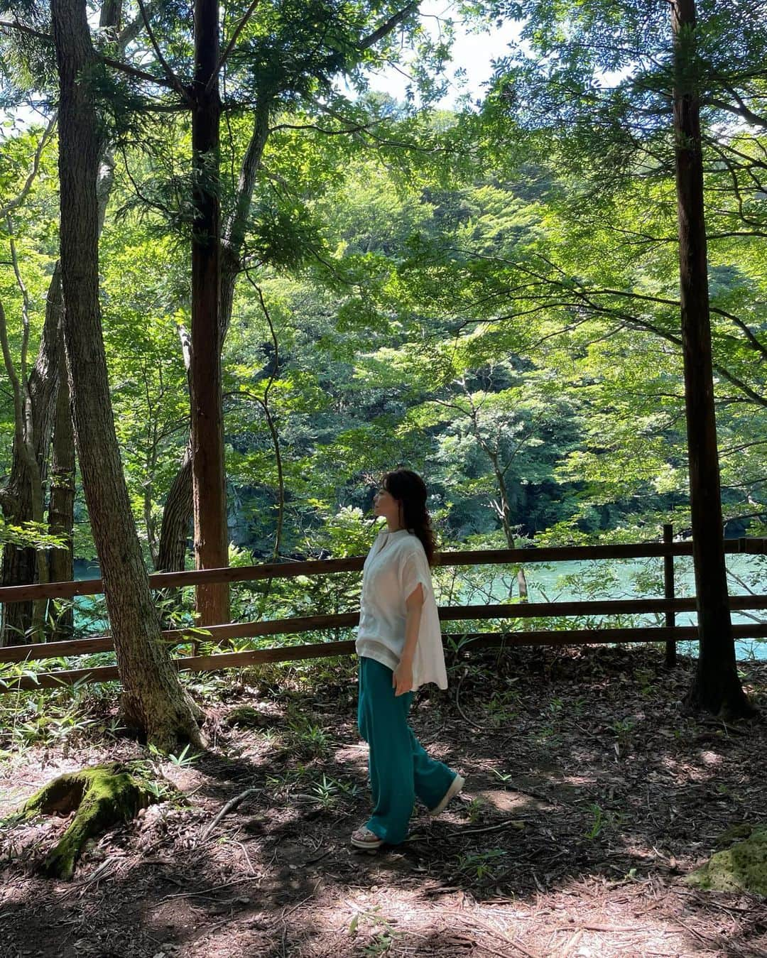 東條公美のインスタグラム：「那須 板室別邸リトリート温泉宿 【SPA WAYAKU-SOU 和薬草】 @spa_wayakusou  へ🌿  整道家がおもてなしする 「自律神経」「呼吸」がテーマの下記療法に 身も心も脳内も空っぽにし身をゆだねる  •スパ療法(オイルトリートメント) •湯治療法 •森林浴ウォーキング療法 •瞑想療法 •ヨガ療法 •睡眠療法  柔らかい風に森林の香り 虫の音と自然音が響く空間 ゆっくりと深呼吸し自然に溶け込んでいく  呼吸と向き合う時間は 自分自身としっかり向きあい 自分を知るのにとても大切なこと  かけ流しの温泉は長く浸かれる温度で 露天風呂も内湯も貸し切りもあり 身も心もほぐれ芯からあたたまります あまりの心地よさに滞在中は朝から晩まで 何度も浸からせていただきました✨  とくにスパ療法のオイルトリートメントは 終わった後にはふわっと生まれ変わったように 全てが軽くなり人の手の力は本当に凄いと感動！！  @rinature_ ちゃんのあたたかいおもてなしと ハンドパワーに沢山の力をいただき感謝です☺️✨  脳内、身体の細胞から解放された時間でした◎  またゆっくりと訪れます🤍」