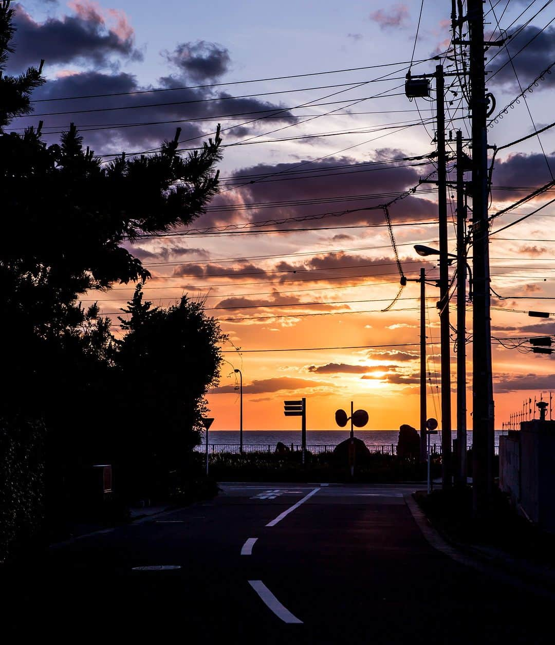 東京電力ホールディングス株式会社のインスタグラム：「新島　電柱と海 Utility poles with the sea at sunset in Niijima  #東京電力 #tepco #新島 #電柱 #電柱風景 #電柱のある風景 #utilitypole #electricpole #wwwdc #夏 #風景写真 #景色写真 #夕焼け #夕焼け空 #夕空 #夕景 #夕暮れ時 #夕方の空 #黄昏時 #夕焼け雲 #夕暮れの空 #sunsetphotography #sunsetphoto」