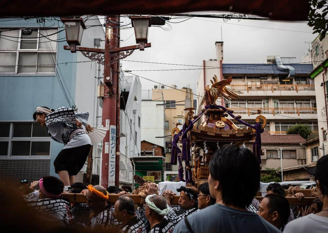 羽坂譲人のインスタグラム：「I think there are moments even in city when "awe" appears, a feeling that I can't still put into words. It lurks in many forms. And I'm called by it. It grows louder and louder, gradually showing its face and beckoning to me. Before I know it, I'm enveloped. And while I'm deeply soaking in, I'm engulfed in a elation of spirits, and completely absorbed in the experience. I can't explain it yet correctly, but I think I'm getting closer. I'm sure there is something in the pictures I've been pushing so hard today. I want to capture it. I didn't notice when I was taking these pictures — as looking back at the photos later, I think I may have witnessed the moments when hidden wings grow on their back. . 言葉にするのが難しい畏怖の念、「awe」が現れる瞬間は、都会にもあるんじゃないかと思う。いろんな形で潜んでいる。呼ばれるのだ。それはだんだん大きくなり、すこしずつ顔を出して、手招きをしてくる。いつのまにか包まれているのだ。そして包まれている間は異様な高揚感に呑まれ、ひたすら夢中になる。まだうまく説明できないのだが、少しずつ正体に近づいていると思う。夢中で押した中に、なんか絶対写ってると思う。それを捉えたいのだ。撮ってる時は気がつかなかった。写真をあとから見返して思うけど、背中に見えない羽根が生えていく様を目の当たりにしたような気がする。 . . . . . #myleicaphoto #myleicajourney #leicam10preporter #leicam10p #throughyourleica #lensculture #lfimagazine #worldviewmag #life_is_street #toneception #f22bestphoto #spicollective #forthetones #myspc #throughyourleica #leicagram #leica_world #myleicacompanion #leica_society #leicaedc #leicacommunity #leica #leicacamera  #leicamag #photocinematica #summicron35mm7elements」