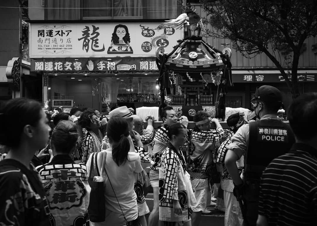 羽坂譲人さんのインスタグラム写真 - (羽坂譲人Instagram)「I think there are moments even in city when "awe" appears, a feeling that I can't still put into words. It lurks in many forms. And I'm called by it. It grows louder and louder, gradually showing its face and beckoning to me. Before I know it, I'm enveloped. And while I'm deeply soaking in, I'm engulfed in a elation of spirits, and completely absorbed in the experience. I can't explain it yet correctly, but I think I'm getting closer. I'm sure there is something in the pictures I've been pushing so hard today. I want to capture it. I didn't notice when I was taking these pictures — as looking back at the photos later, I think I may have witnessed the moments when hidden wings grow on their back. . 言葉にするのが難しい畏怖の念、「awe」が現れる瞬間は、都会にもあるんじゃないかと思う。いろんな形で潜んでいる。呼ばれるのだ。それはだんだん大きくなり、すこしずつ顔を出して、手招きをしてくる。いつのまにか包まれているのだ。そして包まれている間は異様な高揚感に呑まれ、ひたすら夢中になる。まだうまく説明できないのだが、少しずつ正体に近づいていると思う。夢中で押した中に、なんか絶対写ってると思う。それを捉えたいのだ。撮ってる時は気がつかなかった。写真をあとから見返して思うけど、背中に見えない羽根が生えていく様を目の当たりにしたような気がする。 . . . . . #myleicaphoto #myleicajourney #leicam10preporter #leicam10p #throughyourleica #lensculture #lfimagazine #worldviewmag #life_is_street #toneception #f22bestphoto #spicollective #forthetones #myspc #throughyourleica #leicagram #leica_world #myleicacompanion #leica_society #leicaedc #leicacommunity #leica #leicacamera  #leicamag #photocinematica #summicron35mm7elements」8月7日 13時15分 - _f7