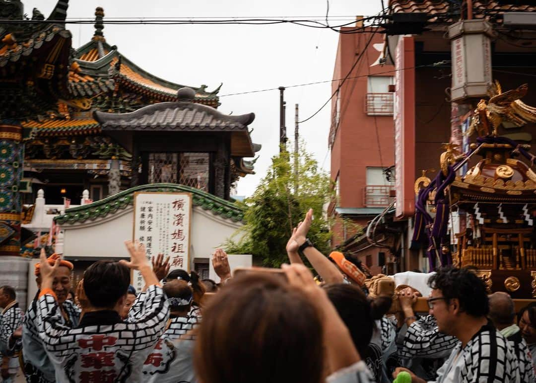 羽坂譲人さんのインスタグラム写真 - (羽坂譲人Instagram)「I think there are moments even in city when "awe" appears, a feeling that I can't still put into words. It lurks in many forms. And I'm called by it. It grows louder and louder, gradually showing its face and beckoning to me. Before I know it, I'm enveloped. And while I'm deeply soaking in, I'm engulfed in a elation of spirits, and completely absorbed in the experience. I can't explain it yet correctly, but I think I'm getting closer. I'm sure there is something in the pictures I've been pushing so hard today. I want to capture it. I didn't notice when I was taking these pictures — as looking back at the photos later, I think I may have witnessed the moments when hidden wings grow on their back. . 言葉にするのが難しい畏怖の念、「awe」が現れる瞬間は、都会にもあるんじゃないかと思う。いろんな形で潜んでいる。呼ばれるのだ。それはだんだん大きくなり、すこしずつ顔を出して、手招きをしてくる。いつのまにか包まれているのだ。そして包まれている間は異様な高揚感に呑まれ、ひたすら夢中になる。まだうまく説明できないのだが、少しずつ正体に近づいていると思う。夢中で押した中に、なんか絶対写ってると思う。それを捉えたいのだ。撮ってる時は気がつかなかった。写真をあとから見返して思うけど、背中に見えない羽根が生えていく様を目の当たりにしたような気がする。 . . . . . #myleicaphoto #myleicajourney #leicam10preporter #leicam10p #throughyourleica #lensculture #lfimagazine #worldviewmag #life_is_street #toneception #f22bestphoto #spicollective #forthetones #myspc #throughyourleica #leicagram #leica_world #myleicacompanion #leica_society #leicaedc #leicacommunity #leica #leicacamera  #leicamag #photocinematica #summicron35mm7elements」8月7日 13時15分 - _f7