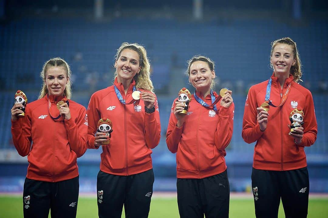 Karolina ŁOZOWSKAのインスタグラム：「❗️Złoto w sztafecie 4x400  ❗️Indywidualnie 7 miejsce z nową  życiową na 400m Debiut na Uniwersjadzie uważam za bardzo udany♥️♥️ Dziękuje @l.ogonowski za przygotowanie i za cierpliwość podczas treningów, łatwo nie było 😅😅 @rafaloleksiewicz @pasjaazs  @chengdu2021」