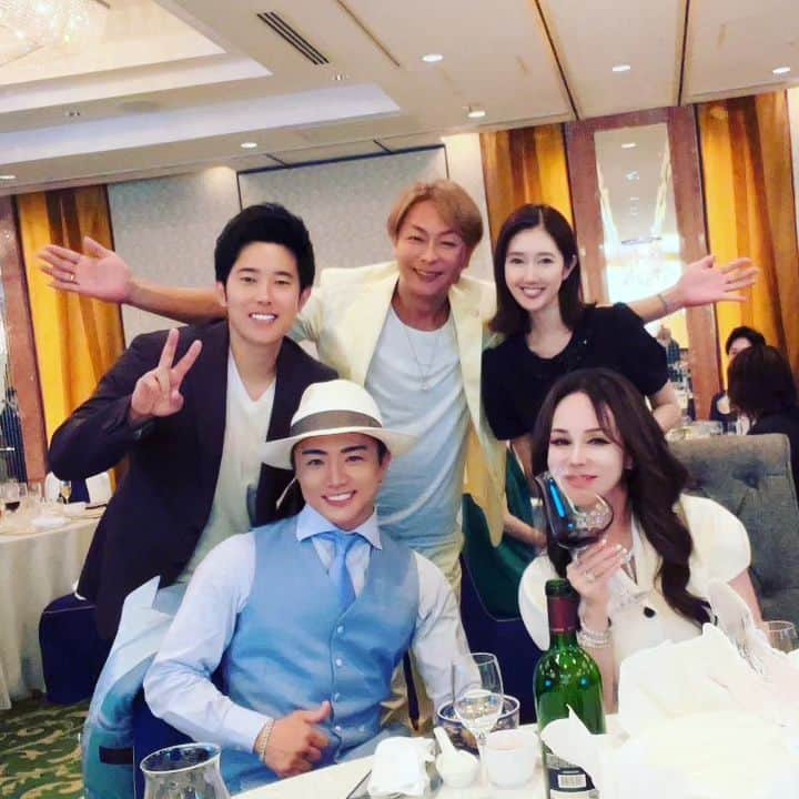 小椋ケンイチ(おぐねー)のインスタグラム：「優子さんお誕生日おめでとうございます🎁🎂✨ みんな揃ってお祝い出来るの感謝です💓 年代もバラバラなメンバーだけど向かう方向は確実に同じ✨ そんな仲間に出会えたのも優子さんのおかげです✨ 来年の誕生パーティーはかなり大がかりになりそうだから今からワクワク😃💕w」