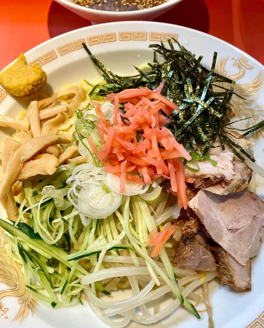 江口寿史さんのインスタグラム写真 - (江口寿史Instagram)「下北で一番好きなラーメン屋、福井県敦賀のラーメンを提供する「一龍」に冷やし中華ののぼりが！ やってんだ！と吸い込まれ、何の迷いもなく 「冷やし中華ください」 おお、ここのはスープが別盛りのセパレート式なんだ。珍しい。つけ麺方式につけて食べてもいいし、麺と具の皿に全部かけてもよし、ってことか。しかし麺の皿にはデカめの氷が2個入ってるので、かけたら薄まるかな。結局、つけ麺方式で食べ終わってスープが残ったので、店のおじさんに「あの、、スープを入れてもらうことできますか？」と聞いたら、怪訝な顔で「は？え？これに？いや、それはやってないね」と言われ、「あ、ならいいですいいですスイマセン」となりました。どこでも東京のつけ麺マナーが通じるわけじゃなく、そんなところもこの店の信用できるとこだよね、と思いました。」8月7日 13時09分 - egutihisasi