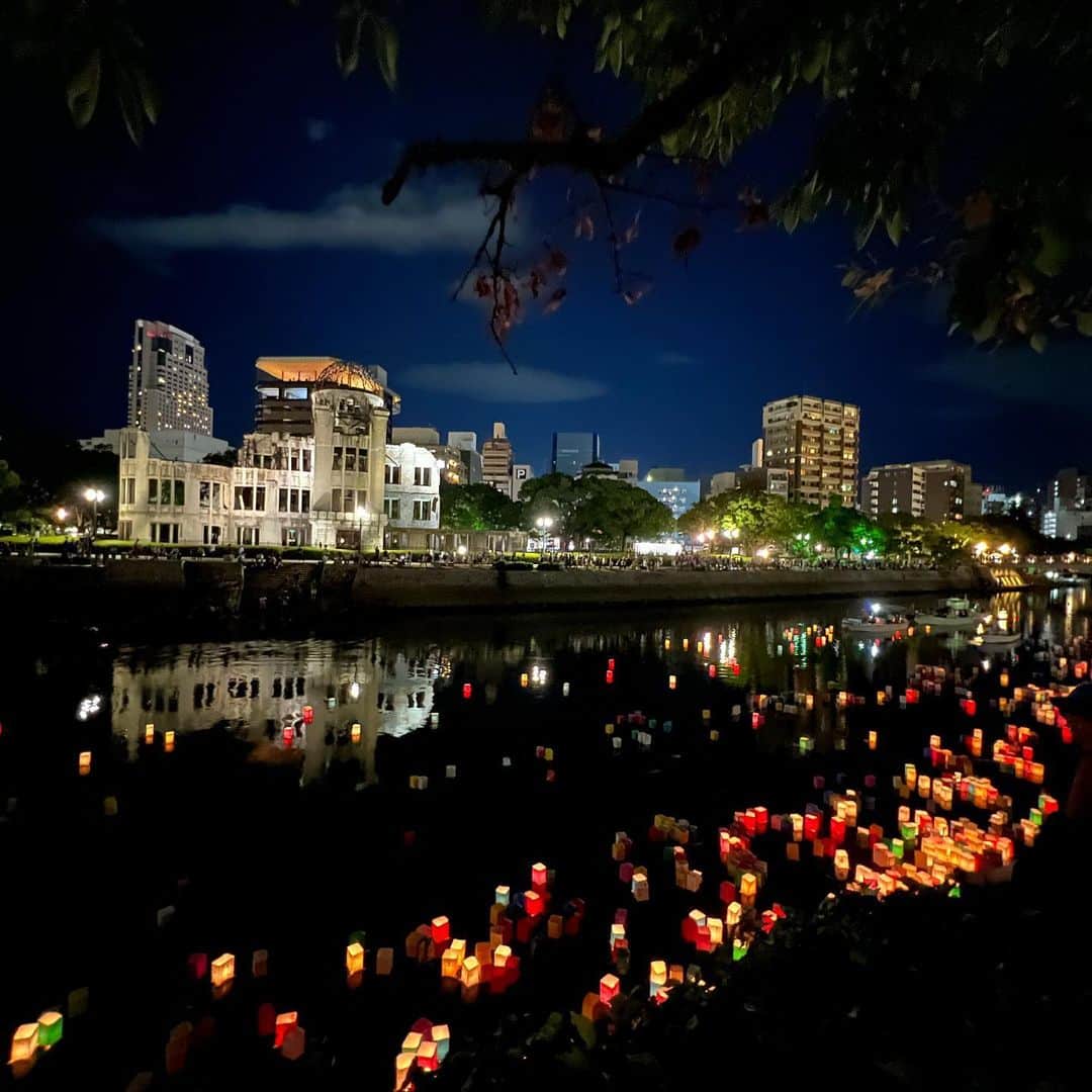 森直美さんのインスタグラム写真 - (森直美Instagram)「広島に住んで3年目、初めて灯籠流しに参加できました。娘と川を眺めながら、生きていられることに感謝の気持ちが溢れました。 広島に来た意味を考えながら日々生活しようと改めて。 #8月6日」8月7日 13時13分 - naomi_mori63