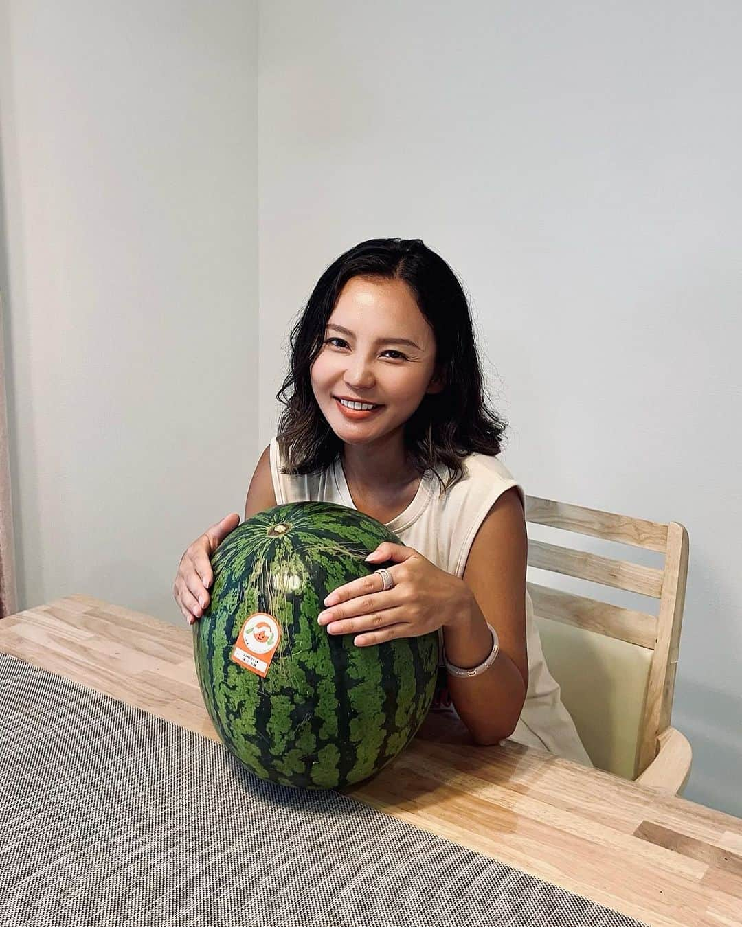 丘咲エミリさんのインスタグラム写真 - (丘咲エミリInstagram)「山形県、尾花沢産の🍉🍉🍉  とにもかくにも、、デカいWww 見た目ゴツいけど、ちゃんと赤い果肉で甘〜い🤤  #japanquality   #山形県尾花沢市 #尾花沢スイカ #山形産 #夏といえばこれ #西瓜🍉 #🍉🍉」8月7日 13時23分 - emiri.okazaki_official