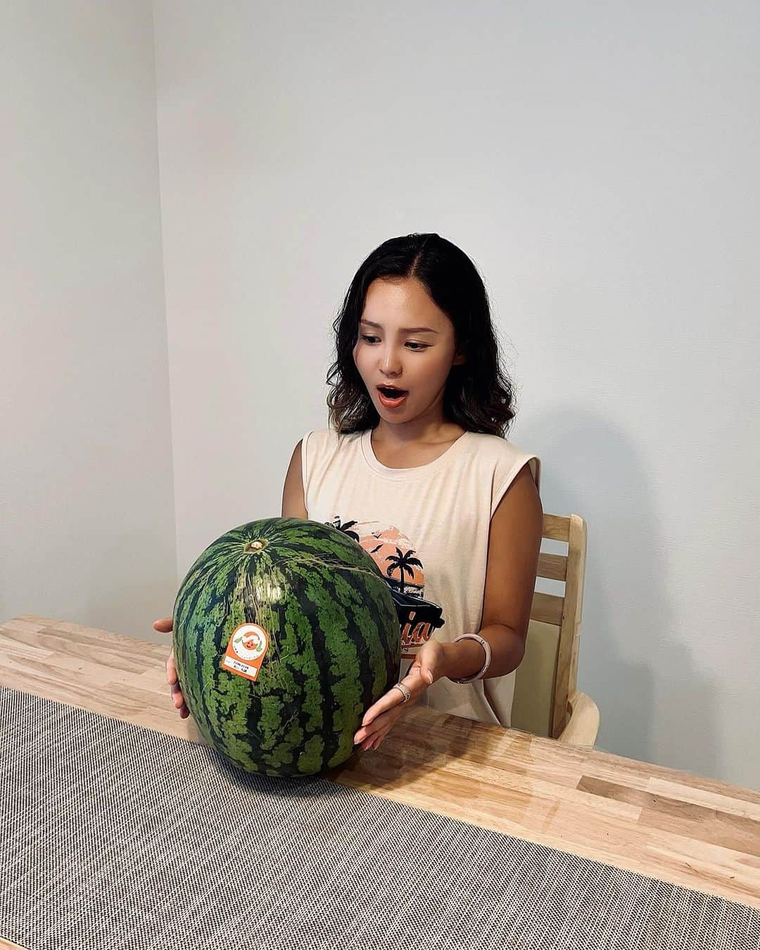 丘咲エミリさんのインスタグラム写真 - (丘咲エミリInstagram)「山形県、尾花沢産の🍉🍉🍉  とにもかくにも、、デカいWww 見た目ゴツいけど、ちゃんと赤い果肉で甘〜い🤤  #japanquality   #山形県尾花沢市 #尾花沢スイカ #山形産 #夏といえばこれ #西瓜🍉 #🍉🍉」8月7日 13時23分 - emiri.okazaki_official