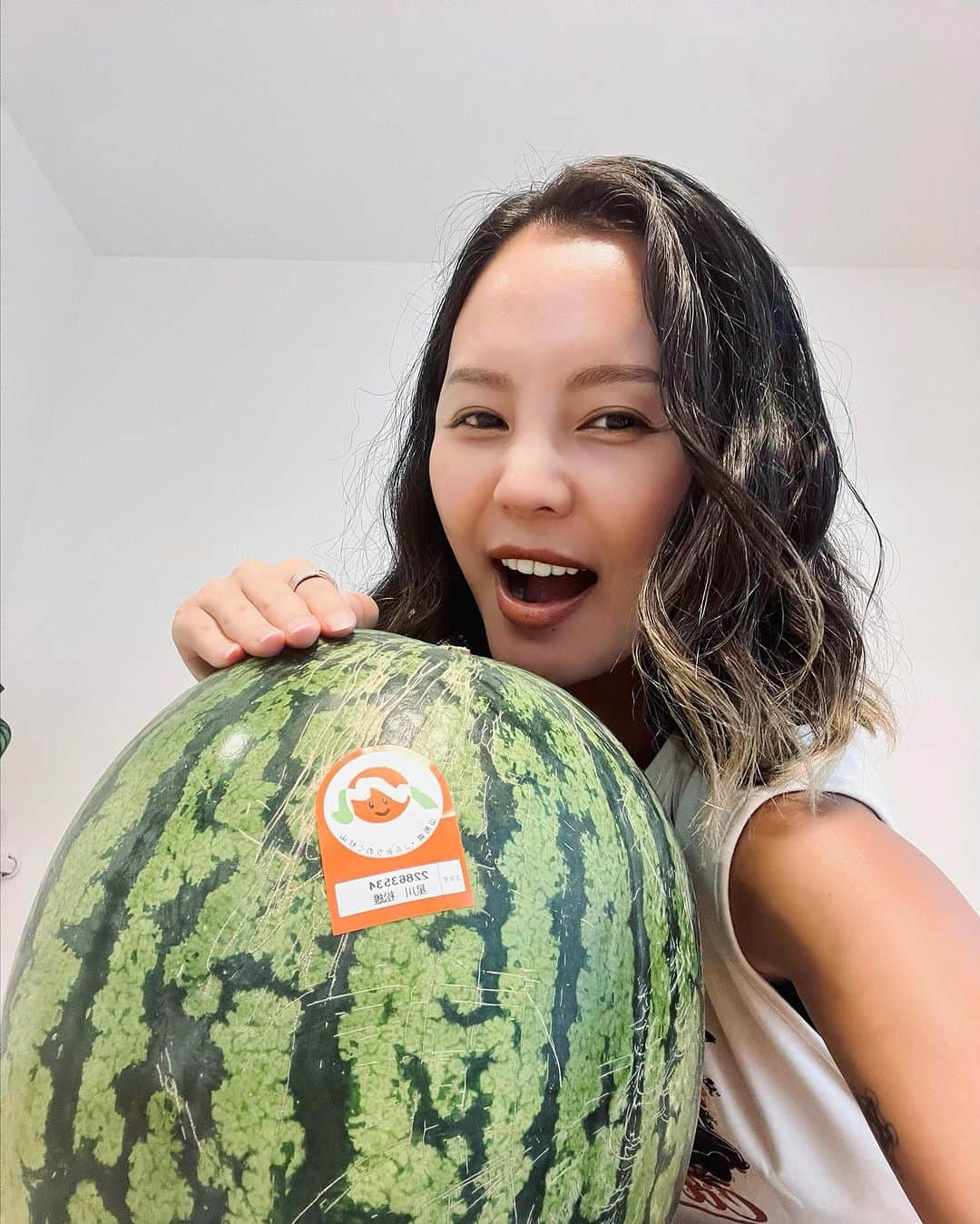 丘咲エミリのインスタグラム：「山形県、尾花沢産の🍉🍉🍉  とにもかくにも、、デカいWww 見た目ゴツいけど、ちゃんと赤い果肉で甘〜い🤤  #japanquality   #山形県尾花沢市 #尾花沢スイカ #山形産 #夏といえばこれ #西瓜🍉 #🍉🍉」