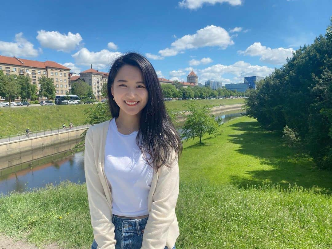 謝村梨帆さんのインスタグラム写真 - (謝村梨帆Instagram)「カウナスの夏☀️ リトアニア第二の都市カウナス✨ 杉原千畝さんが領事館を構えてユダヤ人難民に命のビザを発行した場所☺️首都のヴィリニュスと比べてこじんまりした街で留学生がたくさん住んでるところでもあります。ヴィリニュスからはバスと電車で行けて道中菜の花が咲き乱れてました🌼可愛らしいカウナス城や教会、公園、旧市街、川があって豊かな自然に囲まれて中世の建物が残ってる素敵な街です☀️この日はトルコ人の友達とピクニックして28,000歩も歩いた😂 街並みが分かる動画を最後に載せてます♪ #lithuania #livinginlithuania #kaunas   #traveltoeurope #worldtravel #liveineurope #海外移住 #ヨーロッパ移住 #リトアニア #リトアニア在住 #リトアニア在住日本人 #世界旅行 #ヨーロッパ旅行 #月1海外旅行 #カウナス #ワーキングホリデー」8月7日 13時16分 - rihointernational