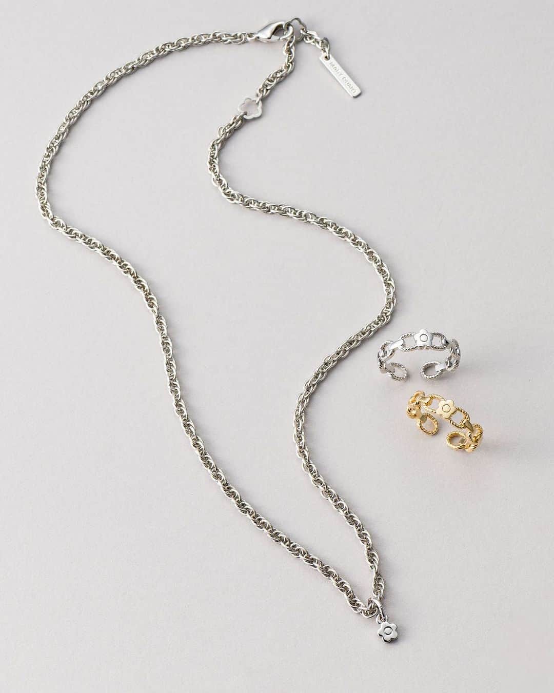 MARY QUANT officialのインスタグラム：「- スクリューチェーンデザインの アクセサリーが登場！ ユニセックスなアイテムで デイジーはあえて小さなサイズ感に - #スクリューチェーンネックレス #スクリューチェーンリング - ほかにブレスレットも！ - #MARYQUANT #2023AUTUMN #NEWITEMS #FASHION - #マリークヮント #アクセサリー #ネックレス  #リング」