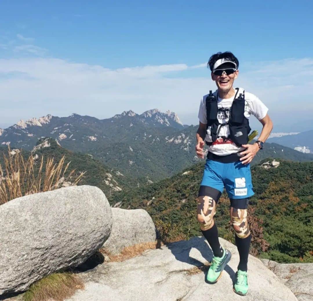 鏑木毅さんのインスタグラム写真 - (鏑木毅Instagram)「昨年走った思い出深い海外レースとして 『SEOUL 100K』がお勧めです。 韓国の首都ソウルは ソウルアルプスと言うべき美しい景観の奇峰を100kmに渡り辿るコースは 観光では見られないような ソウル市の 魅力に触れることができます。 韓国で最も人気スポーツが登山ということの意味がわかるコースです。 スタートゴールが ソウルの中心市街地にあり、 観光とセットで楽しめるのが最大の魅力で、 観光の方を メインに置く方にとっては 半周コースの50キロがお勧めです。 羽田空港からわずか2時間の空路、 レース会場は空港からも近く、 国内レースに近い感覚で 海外をレースを楽しむことができる 唯一の大会だと思います。 運営もしっかりしており 安心して 大会を楽しむことできると思います。　 ⚪エントリー→ https://moshicom.com/89454/ ※ エントリー締め切りは間もなくなります。 #seoul100k #seoul50k #seoul10k #gontex #gontex_korea #ソウル100K #ソウル50K #ソウル10K #ゴンテックス #ゴンテックスコリア #トレイルランニング #鏑木毅 #tnfjp」8月7日 13時20分 - tsuyoshikaburaki