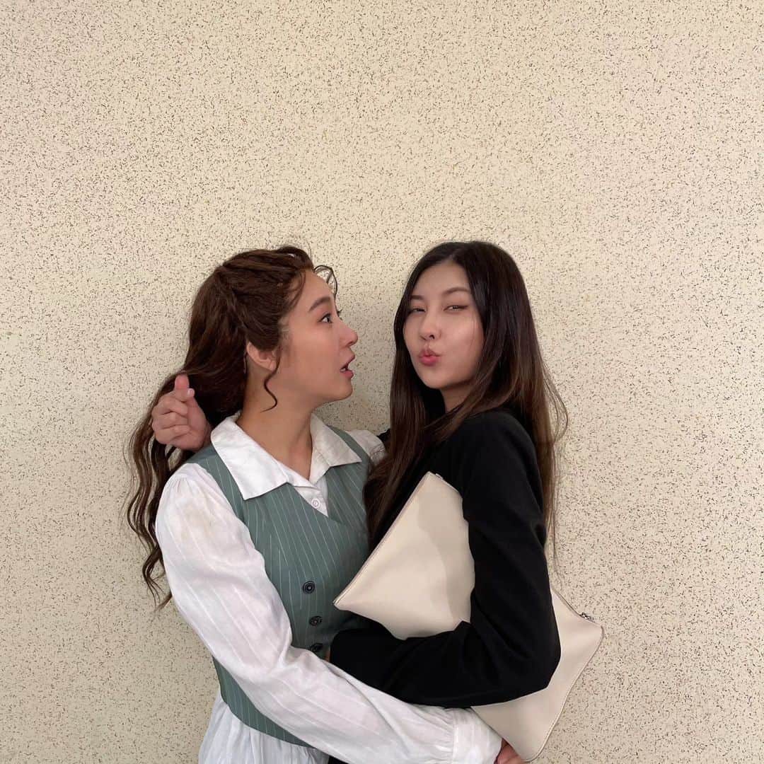 のインスタグラム：「몸보신 시켜주신 옥주현언니ㅠㅠ 기침하지말라고 스카프 둘러주시믄서, 해신탕 사주시믄서, 병원 추천도 해주시고, 뮤지컬 레드북도 보여주시면서! 진심으로 마음이 부자되는 하루를 만들어주셨어여. 감사합니다 🩷  가요계는 살아있다.」