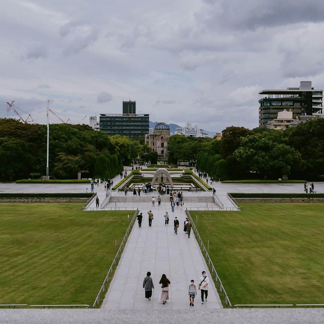 アレックス・シブタニのインスタグラム：「The Hiroshima Peace Memorial Park and the remains of what was originally the Hiroshima Prefectural Industrial Promotion Hall, now commonly called the A-Bomb Dome.   The ruin, museum, and monuments memorialize the victims of the first nuclear attack on August 6, 1945, when the United States dropped an atomic bomb on Hiroshima. The park is a reminder of the horrors of nuclear warfare, a call for denuclearization, and a hope for lasting world peace.  Photos taken on October 10, 2022.」