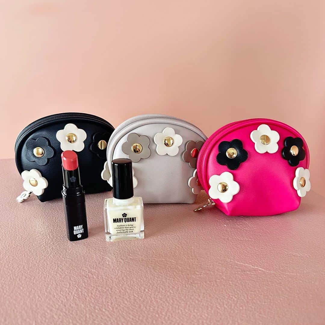 MARY QUANT officialのインスタグラム：「- #メニーデイジーカシメラウンドポーチミニ - #ネイルポリッシュ #リップスティック - #MARYQUANT #マリークヮント #メニーデイジー #メニーデイジーシリーズ #ミニポーチ #ポーチ」