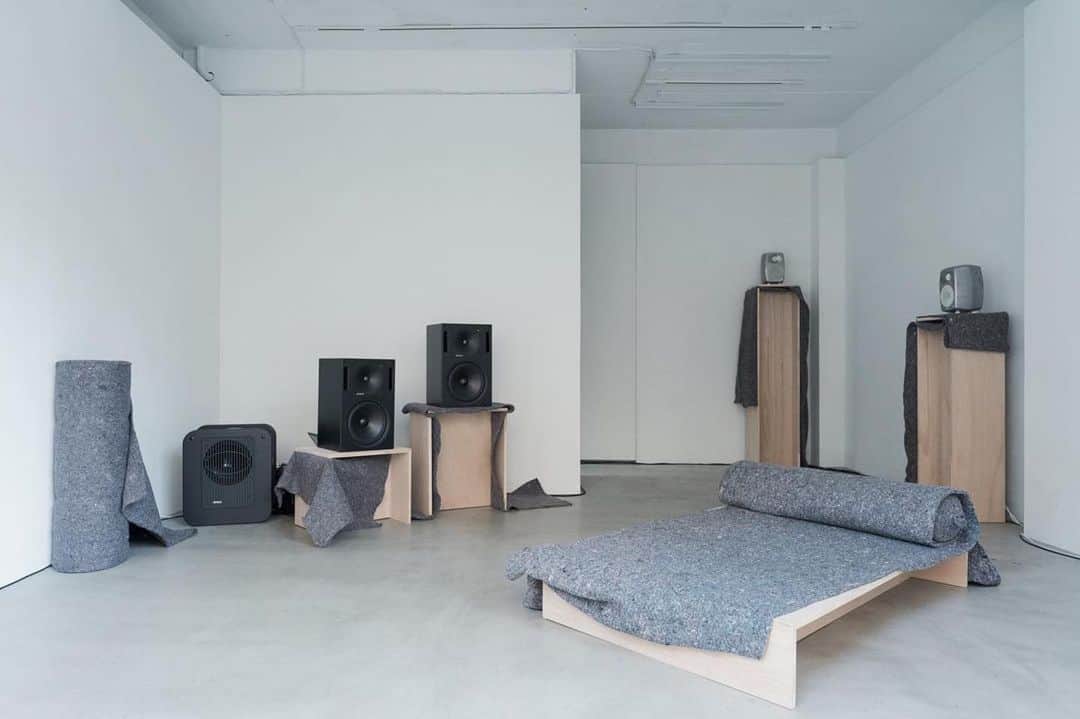 Licaxxxのインスタグラム：「演奏者不在の音楽の展示、今週末まで開催中です。20分1曲、会場では今回の音源を収録した受注生産のレコードと、展示会のお土産デジタル音源付きポストカードを販売しています。  Licaxxx「LOOPHOLE」  same galleryで、DJ／ビートメイカーのLicaxxxによる新作サウンド・インスタレーション作品「LOOPHOLE」を展示します。今回はDJを活動の軸としているLicaxxxが、演奏者不在の音楽の鑑賞をするための空間を用意し、今回のために制作した20分間の音楽を展示しています。ライブ体験、展示、日常を曖昧にした聴覚にまつわる鑑賞行為を、今回の展示を通して改めて体験してもらえればと思います。  会場：same gallery  @same_gallery  住所：〒142-0063 東京都品川区荏原４丁目６−７ 会期：2023/8/5(土)-2023/8/13(日)  時間：13:00-19:00 休館日：火～木 観覧料：無料  Director, Sound: Licaxxx Sound Design: Hironobu Kobayashi @che_que  Venue Design: GROUP @groupatelier  Graphic Design: Shun Ishizuka @microtemporal  Equipment cooperation: GENELEC JAPAN Inc.」