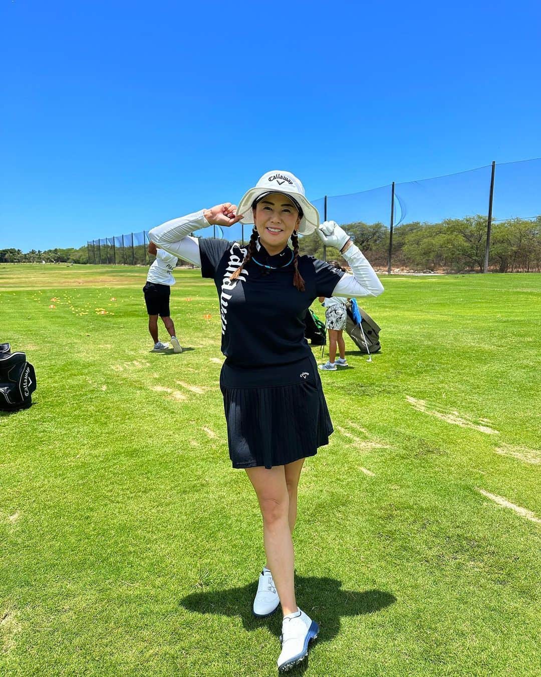 佐伯三貴のインスタグラム：「三貴の夏休み🌻  少しお休みを取ってハワイに来ております🌺  日本での飛行機遅延から危うく当日キャンセルな　になりそうだったけど何とかハワイに到着🛬  その後ロストバゲージして1日お家に引きこもり😂  そんなこんなでハプニングもありながら楽しく過ごしております😊  2月振りにリリちゃんにも会えて一緒にゴルフしたりショッピングしたりのんびりとできてます🥰  なぜか私の夏休みを聞きつけて撮影隊がやってきて急遽YouTube撮影したりと私の夏休みは珍道中😂  夏のハワイはあんまり来たことなかったけど最高です🌺  #三貴の夏休み　🌻」