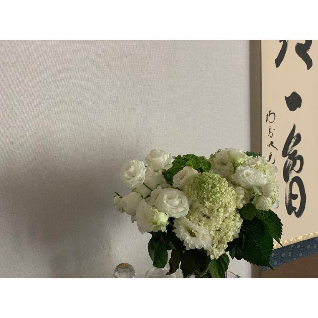 柴咲コウのインスタグラム：「お花たち💐 ありがとうございます。  Merci beaucoup💐  冬の全国ツアーが発表されました♪  芸能活動25周年ということもあり、これまで出演してきた映像作品の主題歌などを歌わせていただきます。  演じること、歌うこと。  それらが混ざり合って、今の私がある。  皆さんの思い出と共に楽しんでもらえたら嬉しいです。  只今 @ko_class にて先行受付中です🌻   #birthday #iriser #dior #大雨時行 #たいうときどきにふる #入道雲」