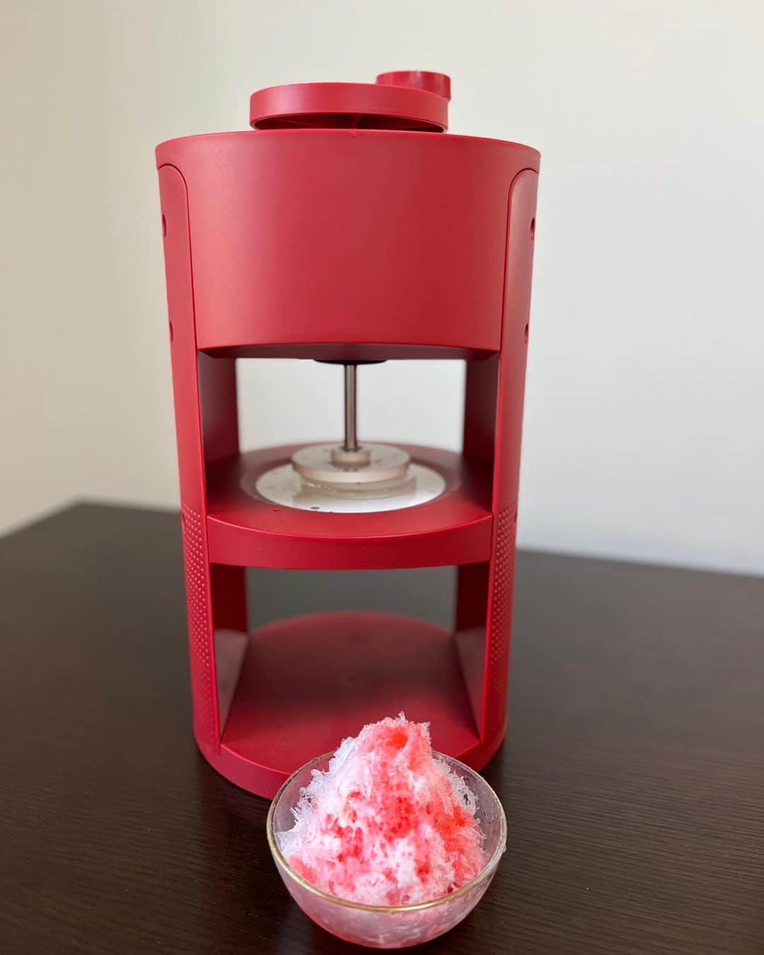 岩隈久志のインスタグラム：「暑い日が続くのでかき氷を食べました。 最近のかき氷機は、お店のようにふわふわに削ってくれるのでとても美味しいです！  #かき氷 #いちごミルク #池永鉄工　Swan #ふわふわ」