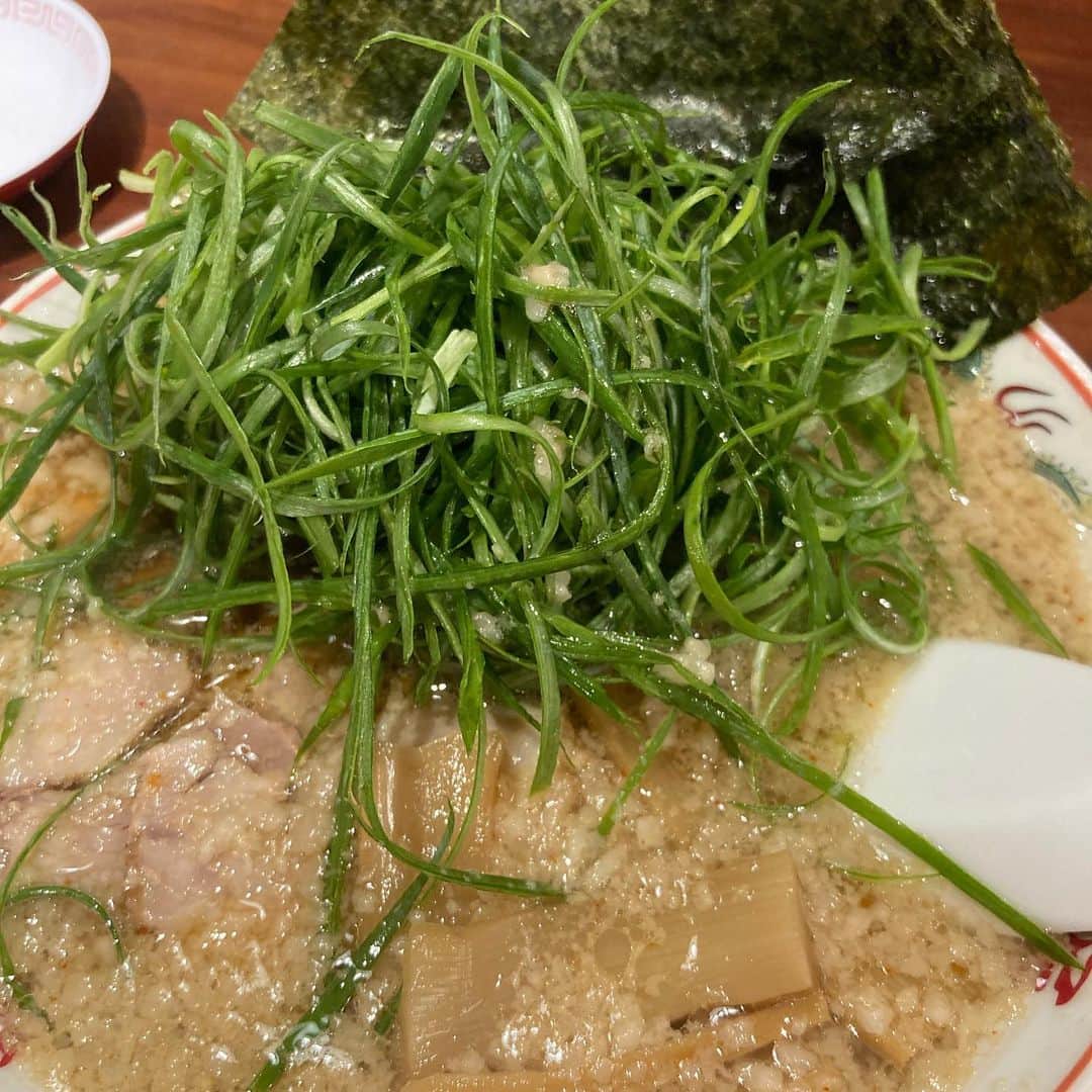 三浦太郎のインスタグラム：「とにかくコッテリなスープにネギをたくさん乗せて啜りたい🍜  #写真フォルダーが体に毒」