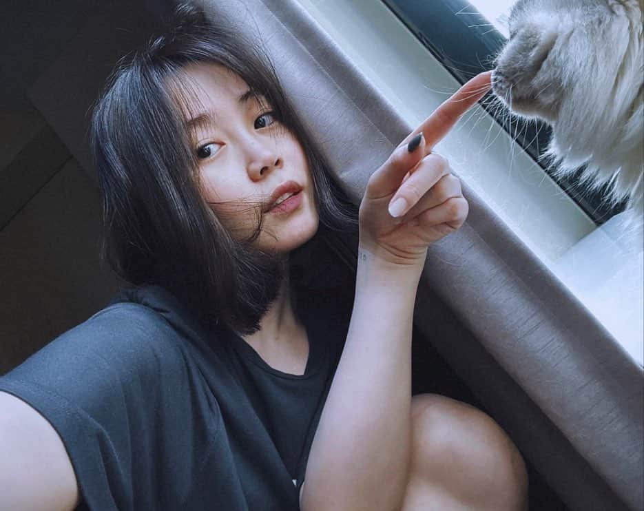 鷲尾伶菜のインスタグラム：「アルバムレコーディング、順調に進んでいます。 今日も頑張ります🫶🏻」