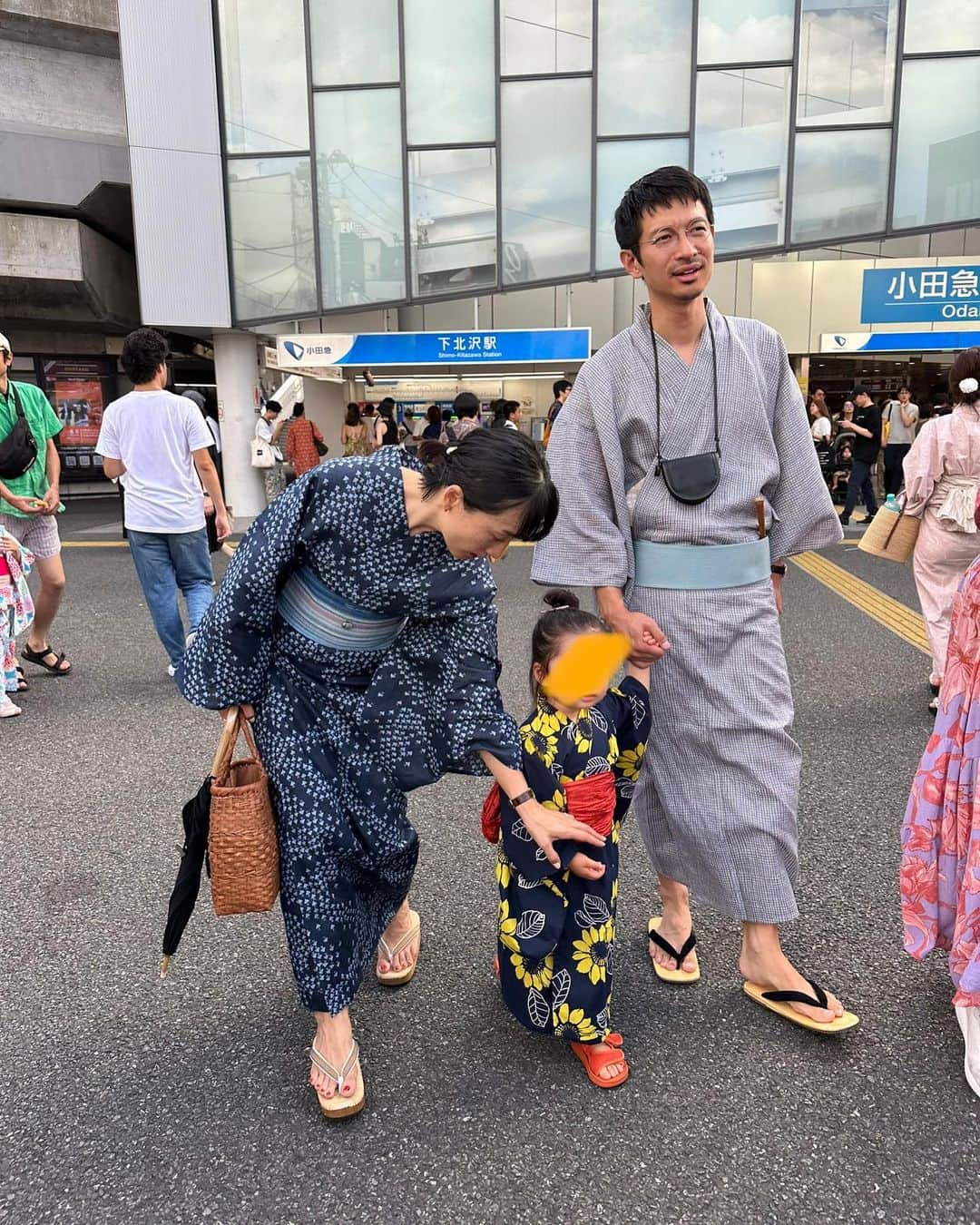 安井達郎さんのインスタグラム写真 - (安井達郎Instagram)「お祭りには浴衣ですな〜 伊勢型紙の薄グレー浴衣にサックスブルーの帯で同系色スタイリングしてみました。 妻ともトーンを合わせて涼しげです🎐 @theyard_jp で揃えました。 首のチビポーチは普段から使ってる @itti_tokyo 。浴衣とも相性いいっす。 盆踊りで思ったこと。メンズもっと浴衣着たらいいのに！！ #浴衣」8月7日 13時53分 - tatsuroyasui