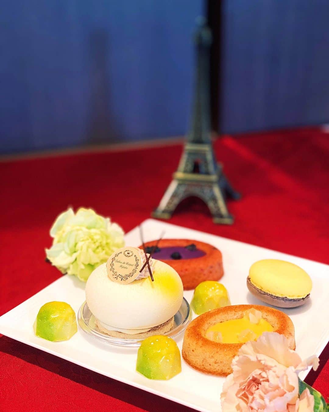 Salon de Royal Kyotoのインスタグラム：「皆様こんにちは サロンドロワイヤル京都本店でございます🫖🍃 ・ ・ サロンドロワイヤル京都ではパッションフルーツやマンゴーを使用したこの夏にオススメしたい商品を多数取り揃えております🍹  是非ご賞味ください🍴 ・ 【営業時間】 11:00〜19:00(L.O.18:00) ・ ・ 本日も皆様のご来店を心よりお待ちしております☕️ ・ ・ #サロンドロワイヤル京都店 #salonderoyalkyoto#サロンドロワイヤル京都本店#サロンドロワイヤル京都#サロンドロワイヤル#salonderoyal#日本#japan#京都#kyoto#京都スイーツ#京都カフェ#ボンボンショコラ#チョコレート #チョコ #ショコラ #chocolate #chocolat #chocolatier#salonderoyal#京都市役所前カフェ#三条カフェ#川床席#鴨川沿い#鴨川カフェ#納涼床」