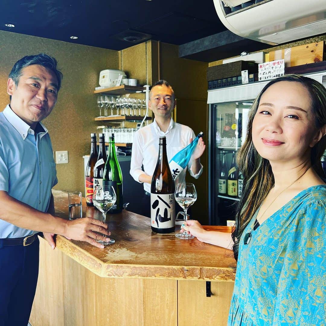 レイチェル・チャンのインスタグラム：「今日はとある撮影でした！新宿三丁目にある純米酒専門　YATAにお邪魔しました🍶真夏の暑さがこたえる季節…キリッと冷えた日本酒を頂き、英気を養う時間✨幸せ…  #sake #日本酒 #名誉唎酒師酒匠  #日本酒女子  #新宿三丁目」