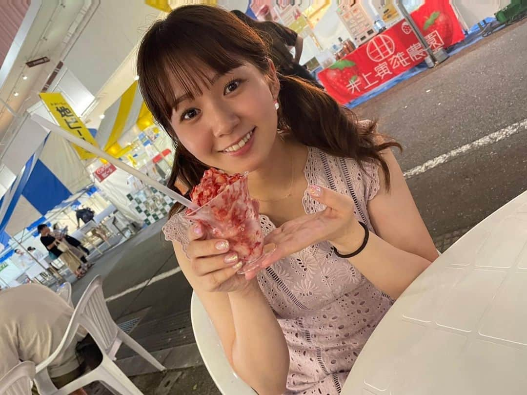 冨田有紀のインスタグラム：「. 中継帰りにお祭りにふらっと、先輩方とかき氷を頬張りました🍧✨  #新潟競馬場 #ウイニング競馬 #万代シティ #テレビ東京 #テレ東 #かき氷 #冨田有紀」