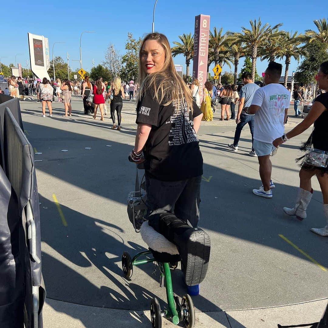 クレア・グラントさんのインスタグラム写真 - (クレア・グラントInstagram)「The hype is real. Taylor Swift shows are next level!! What an incredible talent. Absolutely worth scooting around on my broken foot for hours. Bless you @annewheaton for loaning me this scooter. And thank you @tracyfalco_ for an absolutely amazing night. What a way to cheer me up! 💖」8月7日 14時02分 - claregrant