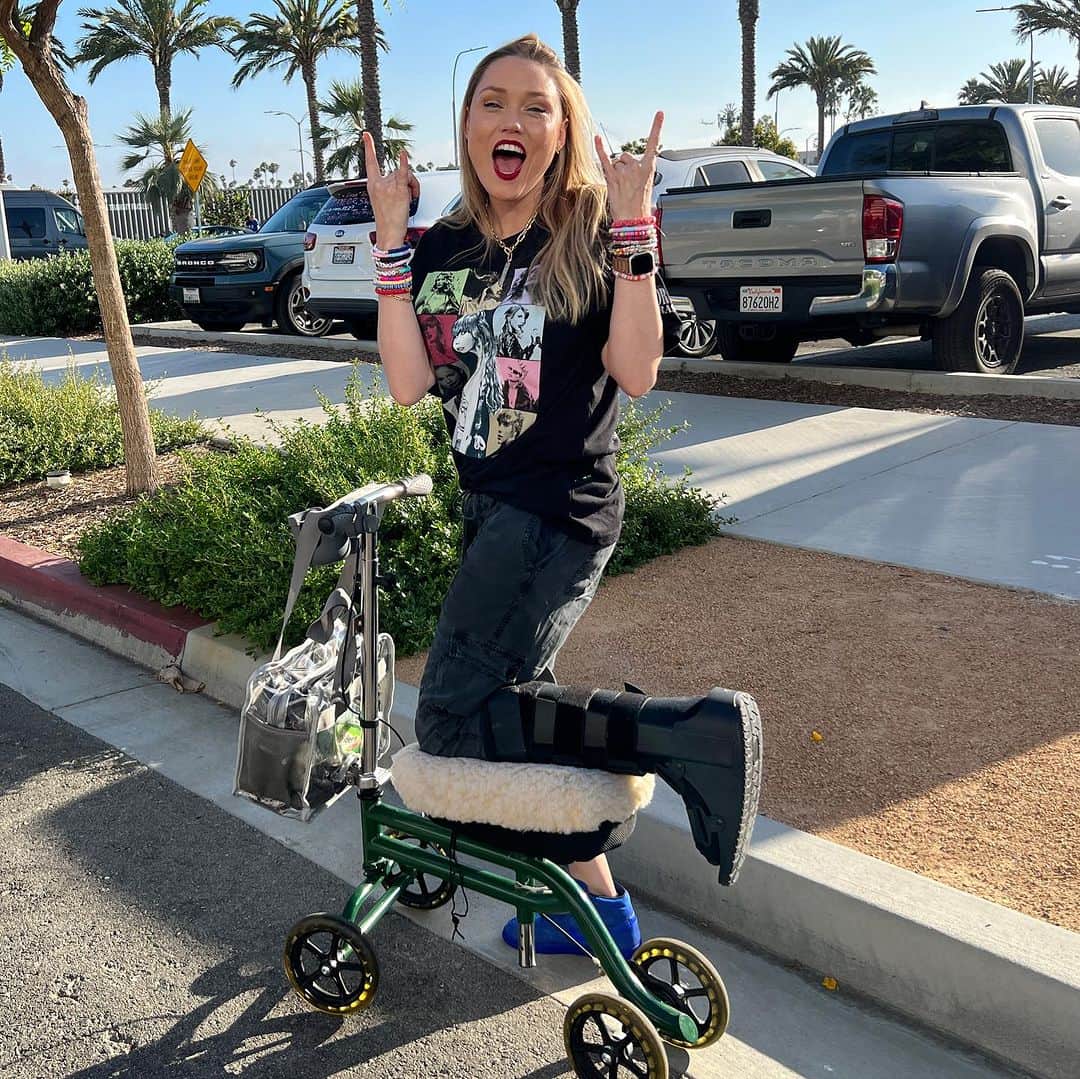 クレア・グラントのインスタグラム：「The hype is real. Taylor Swift shows are next level!! What an incredible talent. Absolutely worth scooting around on my broken foot for hours. Bless you @annewheaton for loaning me this scooter. And thank you @tracyfalco_ for an absolutely amazing night. What a way to cheer me up! 💖」