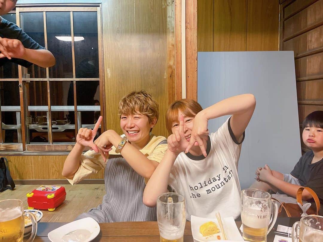福岡晃子さんのインスタグラム写真 - (福岡晃子Instagram)「今年も、浅田家 @asadamasashi @asadawakame とカメラマンのひろみちゃん @tabenaidene が徳島に来てくれた☺️  遠いところから徳島めがけて来てくれて、好きになってくれて、リピータになってくれて。ほんまに嬉しいなぁ。ありがたや。  かつて東京では毎週のように飲み明かしていたわかめちゃんと、今回は昔と変わらず呑みまくり、ただ身体だけが昔と違うという事実に笑った😆  徳島のLAに来たということで、LAポーズ。ダサっ！！！」8月7日 14時16分 - akikofukuoka_oluyo
