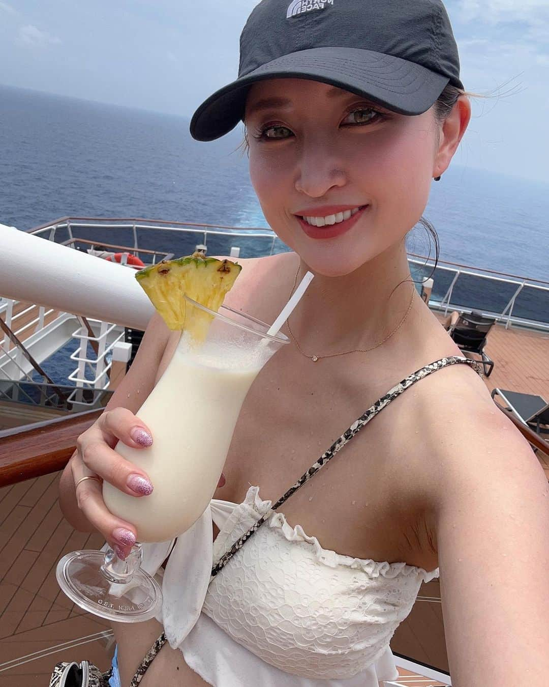 YUKAさんのインスタグラム写真 - (YUKAInstagram)「#msccruising day3①🚢❤️🤍  3日目でやっと自分達の部屋から迷わずプールに行けるように😂 この日も朝からビュッフェ→プール⛱️ 👧🏽は初バナナスムージーを飲んでご満悦🍌🩵  #msccruises #mscbellissima #cruising」8月7日 14時17分 - yukarolly